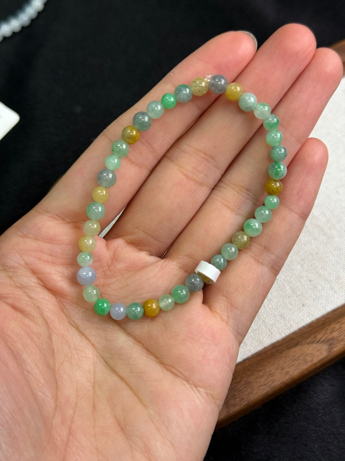 4 mm multicolour jadeite bead bracelet P2607010611 hand view