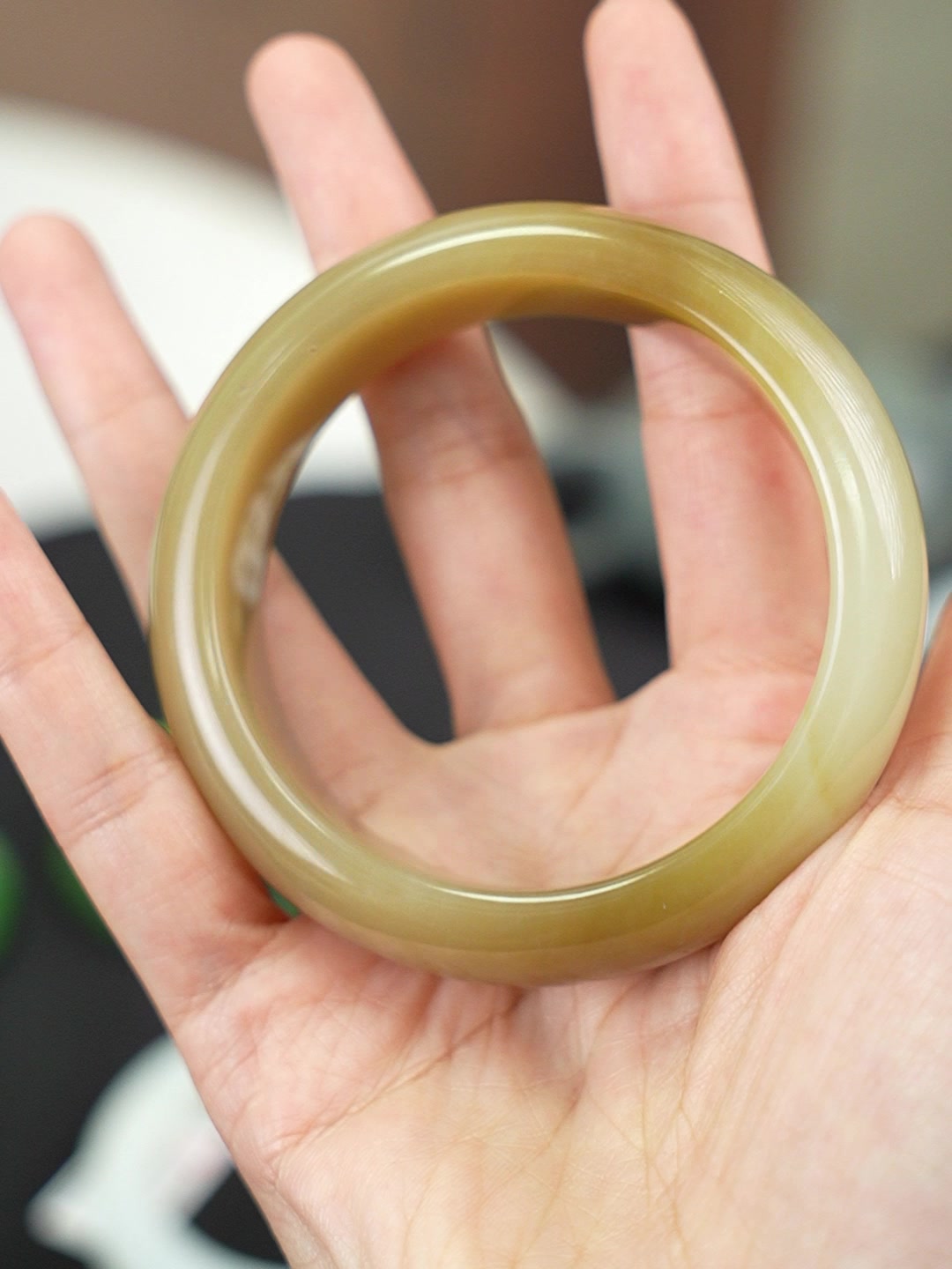 Sugar-tone Hetian nephrite jade bangle, 56 mm, shown from the supplied video