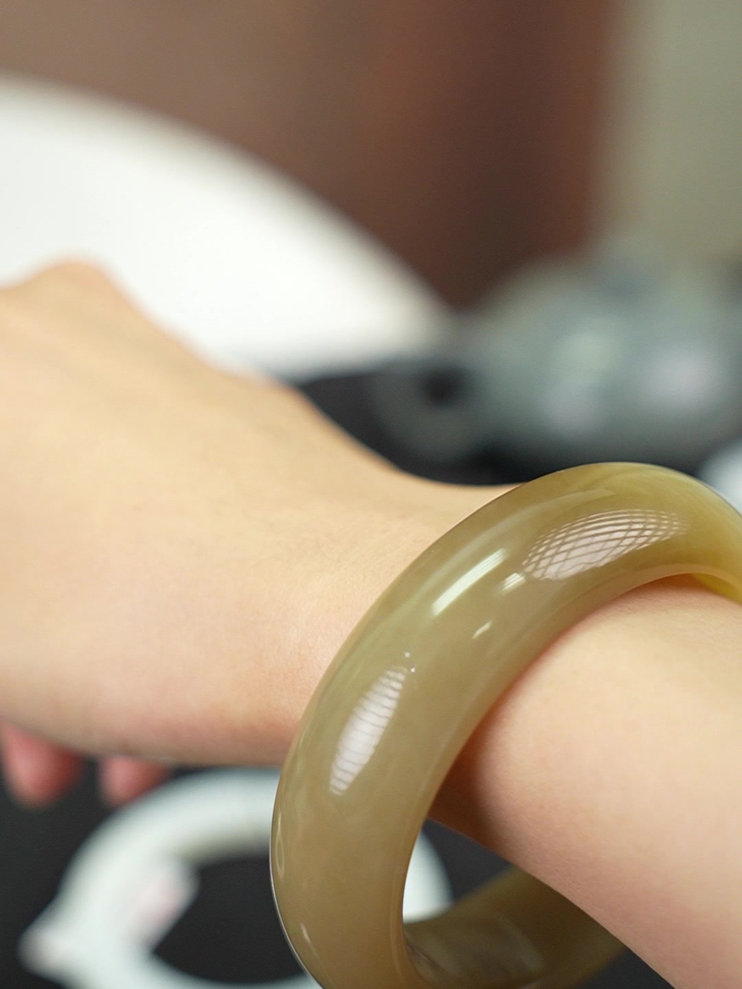 Sugar-tone Hetian nephrite jade bangle, 56 mm, shown from the supplied video