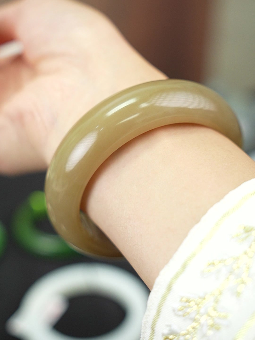 Sugar-tone Hetian nephrite jade bangle, 56 mm, shown from the supplied video