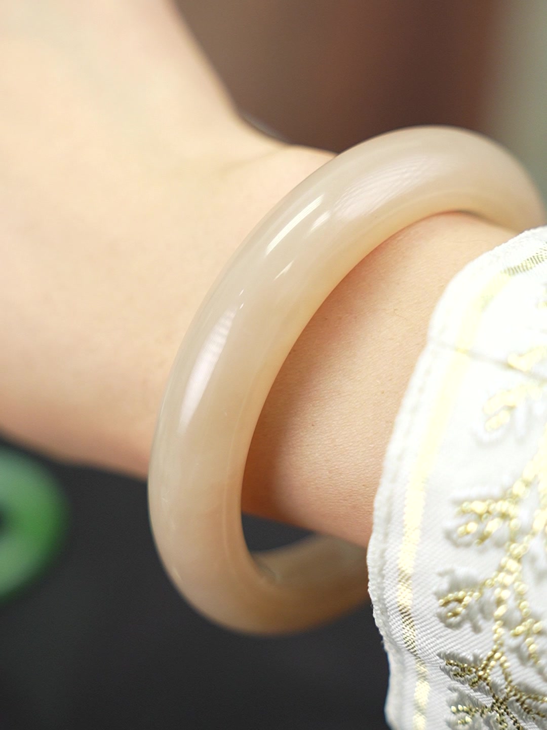 Lotus-pink Hetian nephrite jade bangle NY26082308798, supplied video still