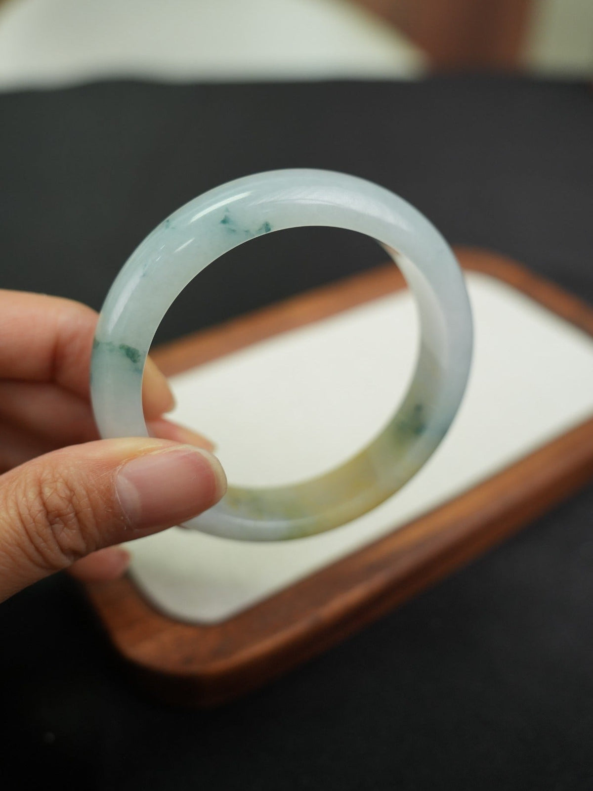 Type A jadeite bangle P2509036069 angle
