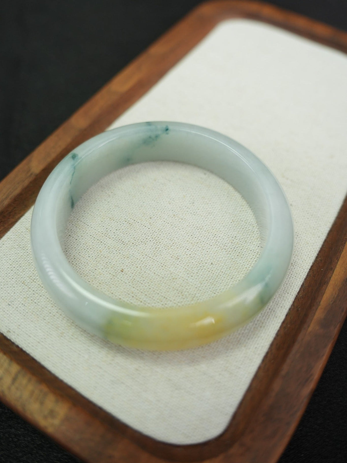 Type A jadeite bangle P2509036069 tray
