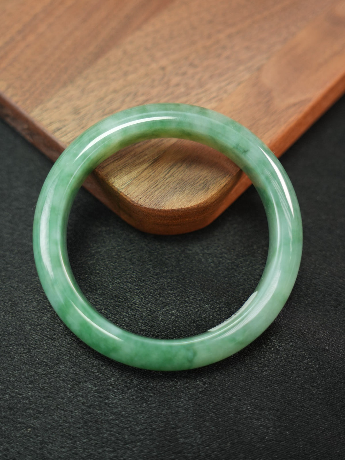 Green natural Type A jadeite bangle, 54 mm