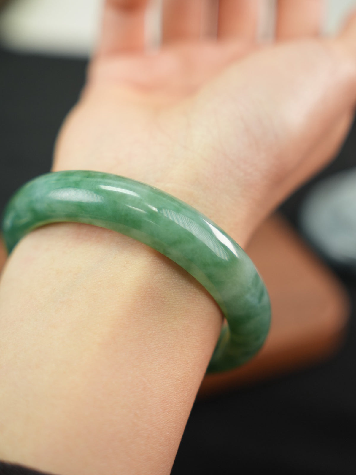 Green natural Type A jadeite bangle, 54 mm