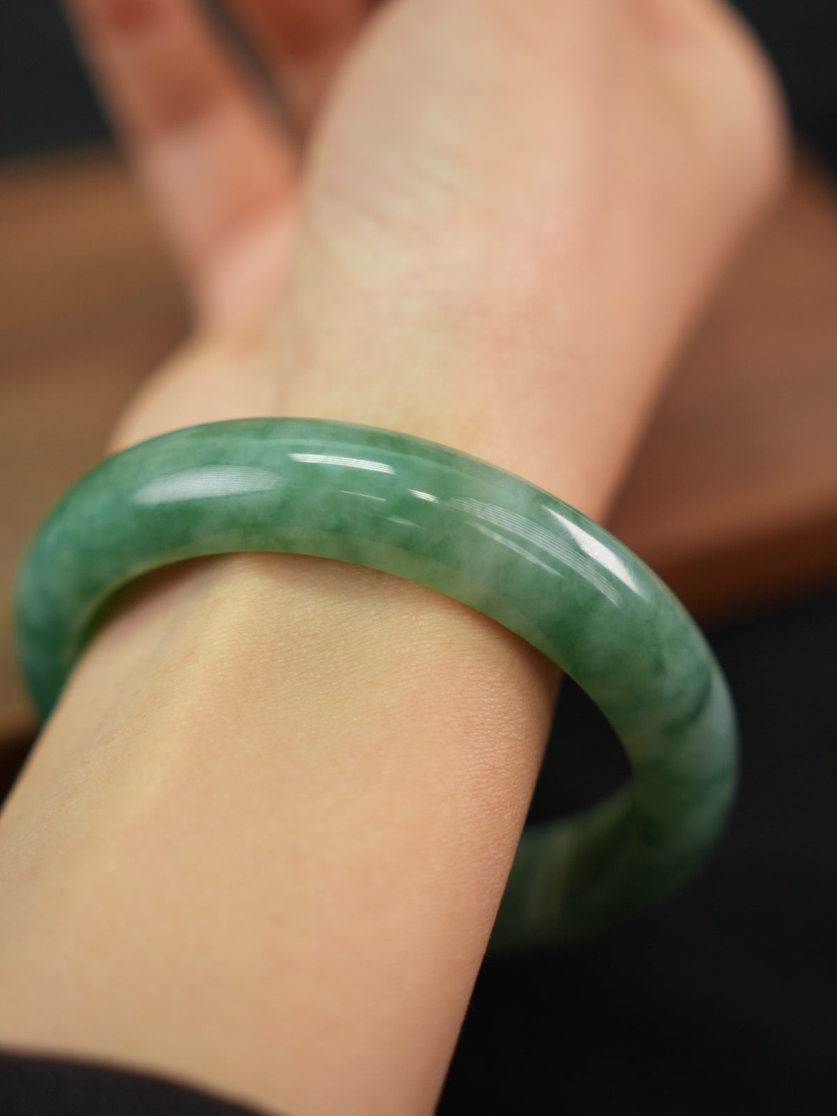 Green natural Type A jadeite bangle, 54 mm