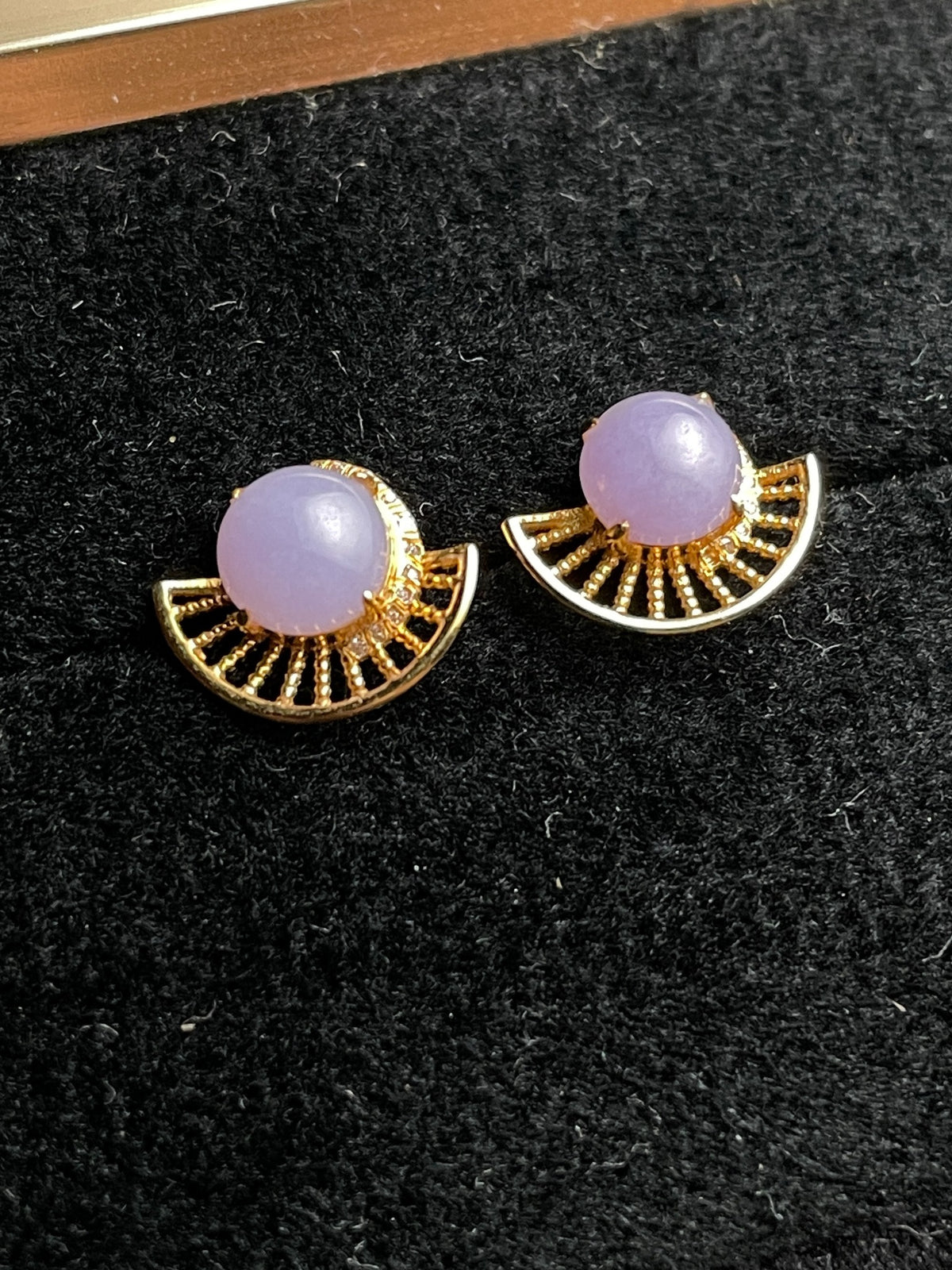 P2608020304 lavender Type A jadeite stud earrings with G18K-marked gold fan design