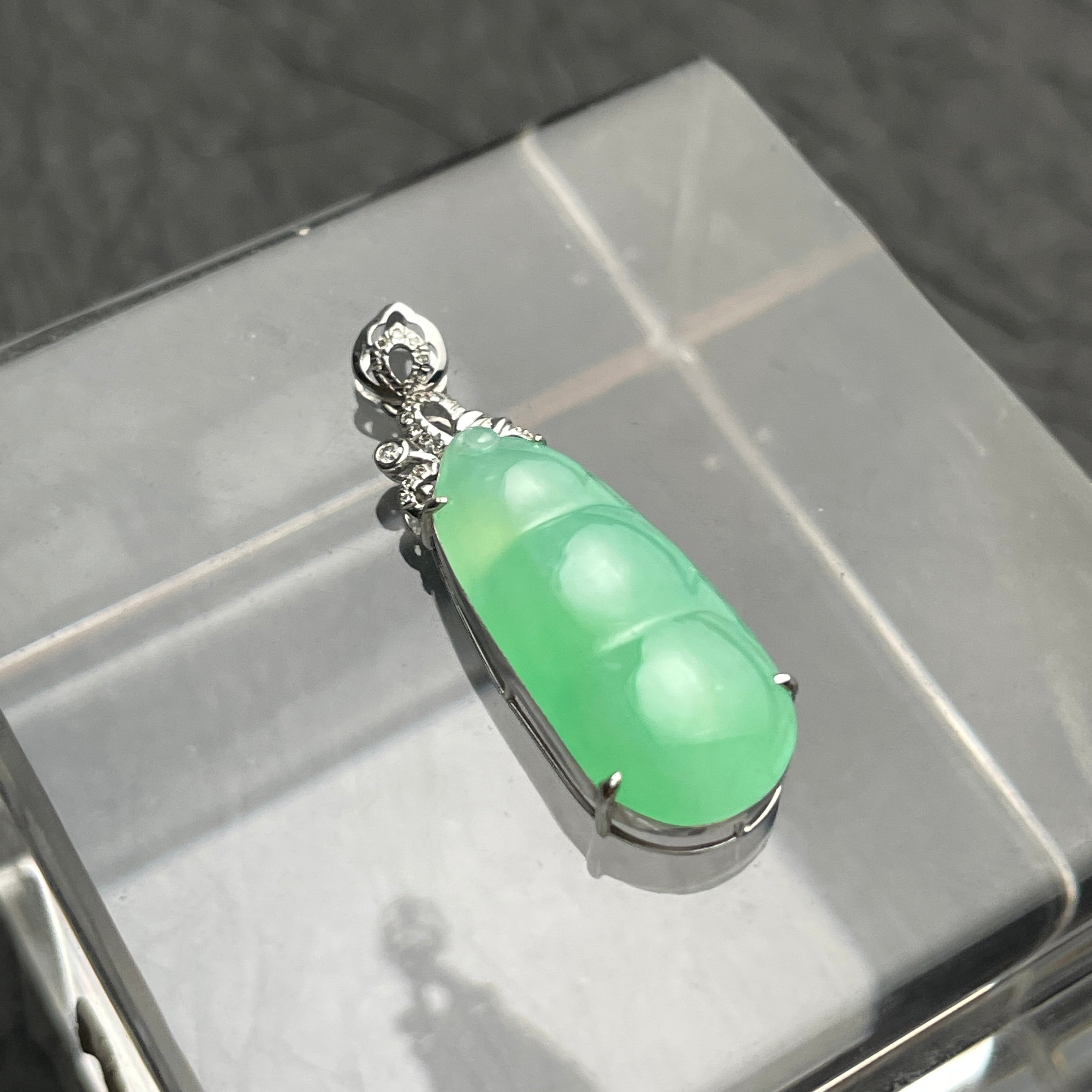 Verdant Harvest – Green Jadeite Pea Pod Pendant