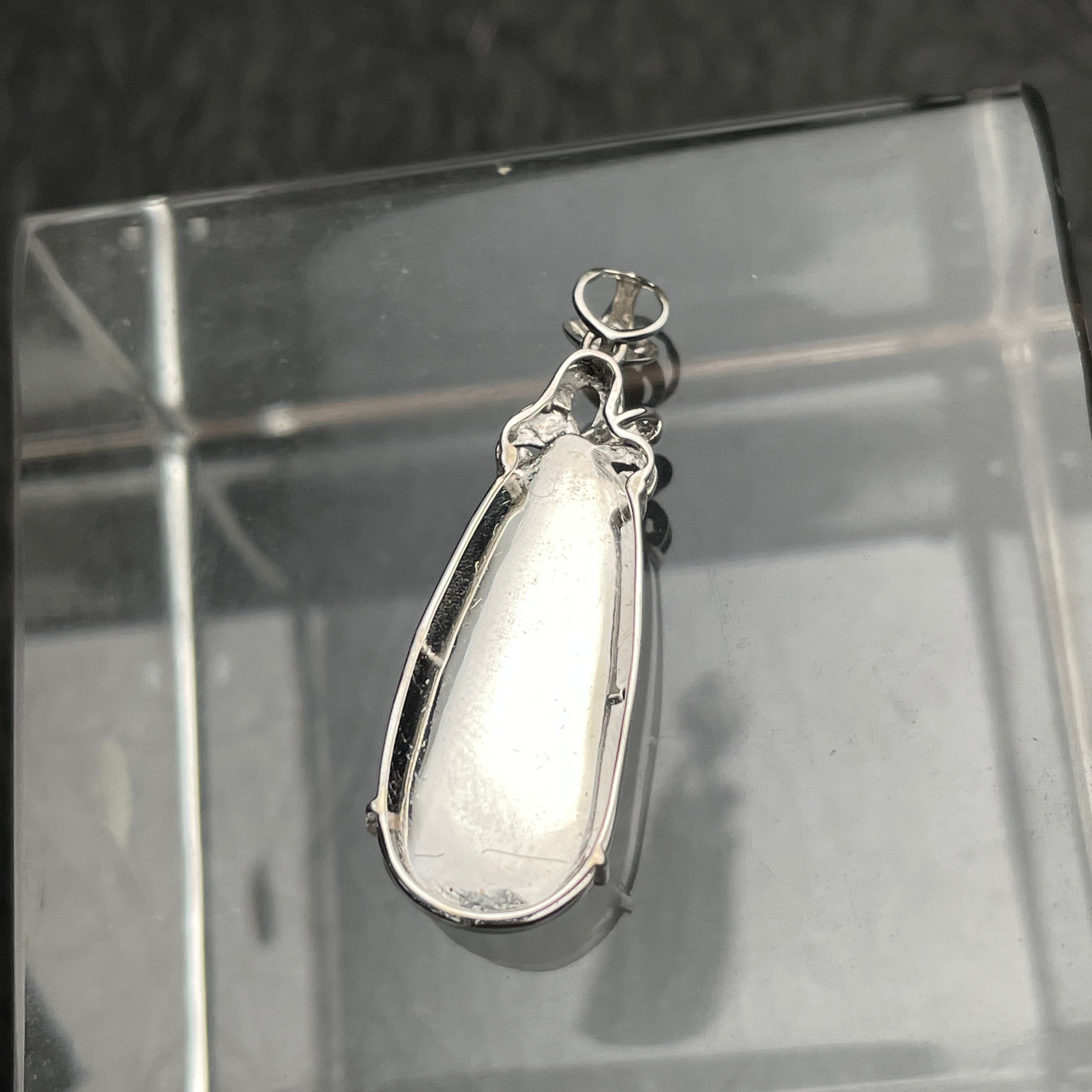 Verdant Harvest – Green Jadeite Pea Pod Pendant