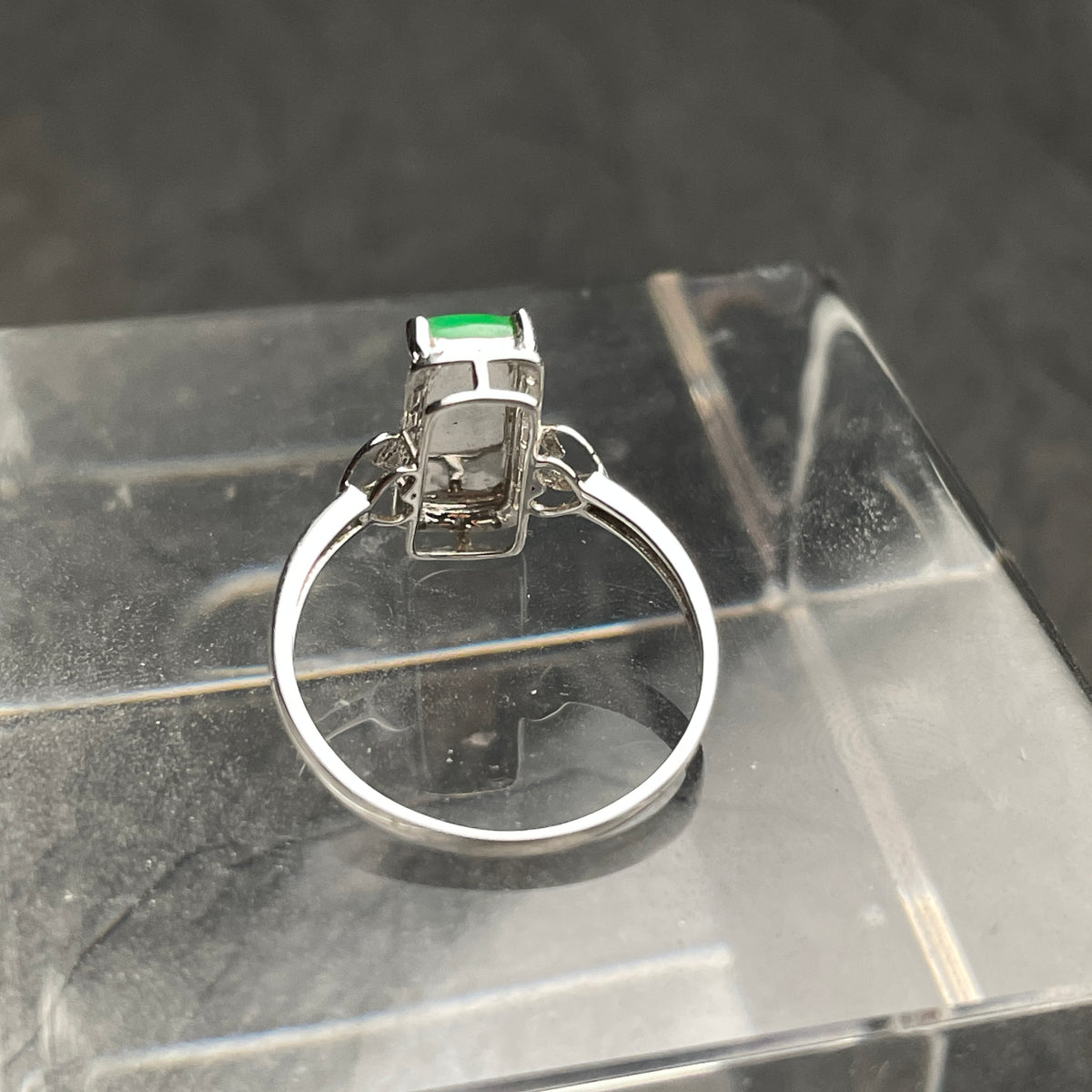 Verdant Line – Green Rectangular Jadeite Ring