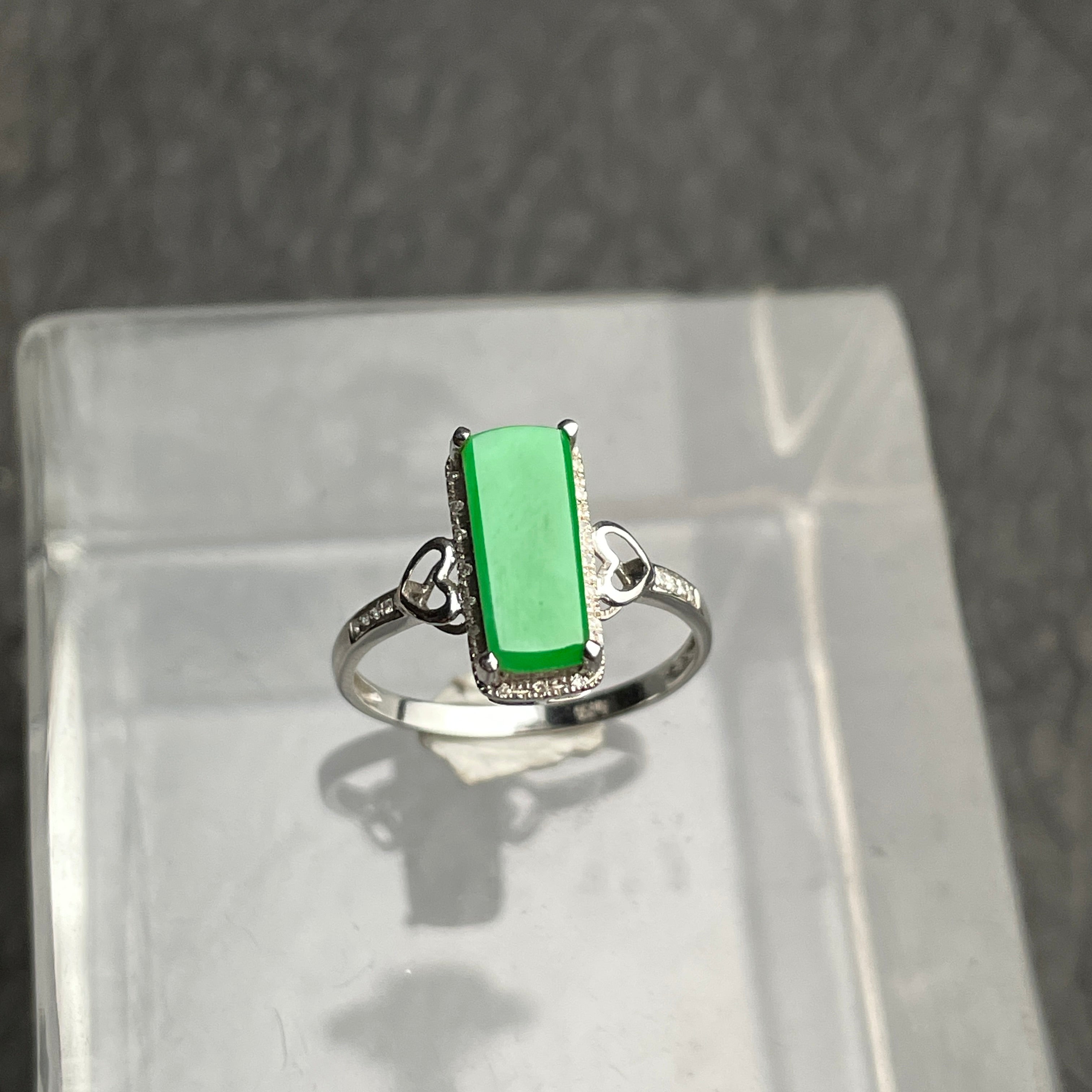 Verdant Line – Green Rectangular Jadeite Ring