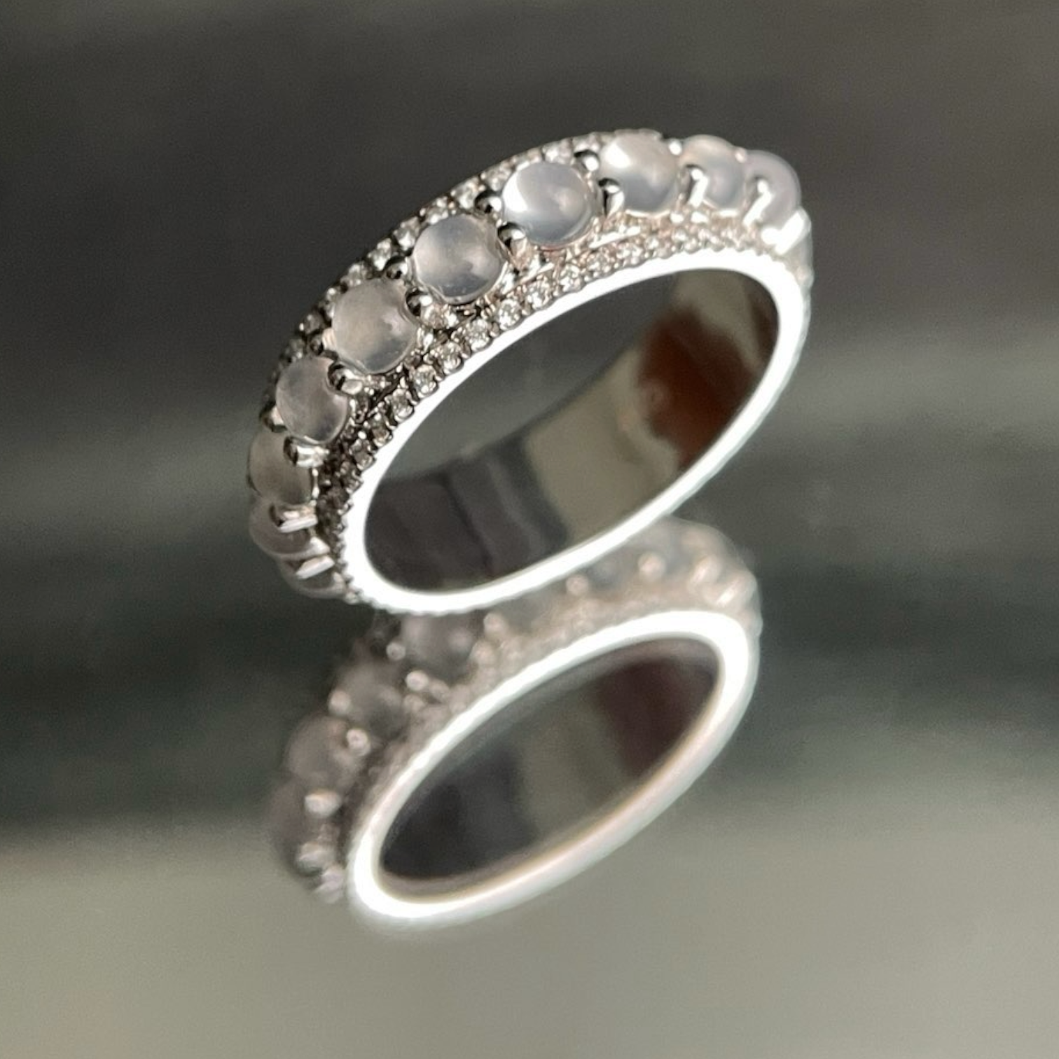Moonlight Circle – Jadeite Spinner Ring | 18K Gold