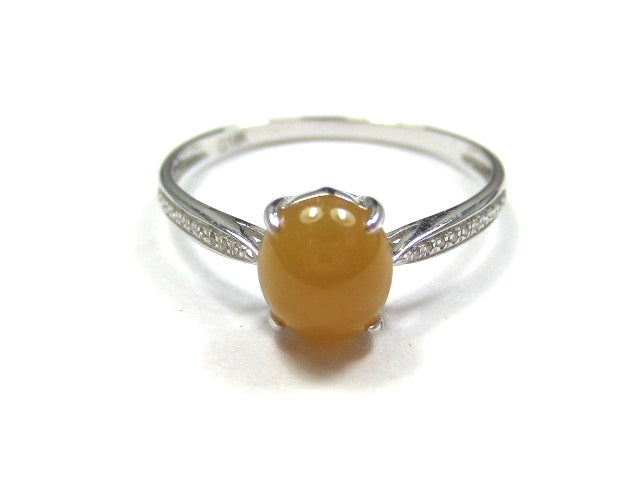 Honey-yellow oval jadeite ring with a slender silver-tone band