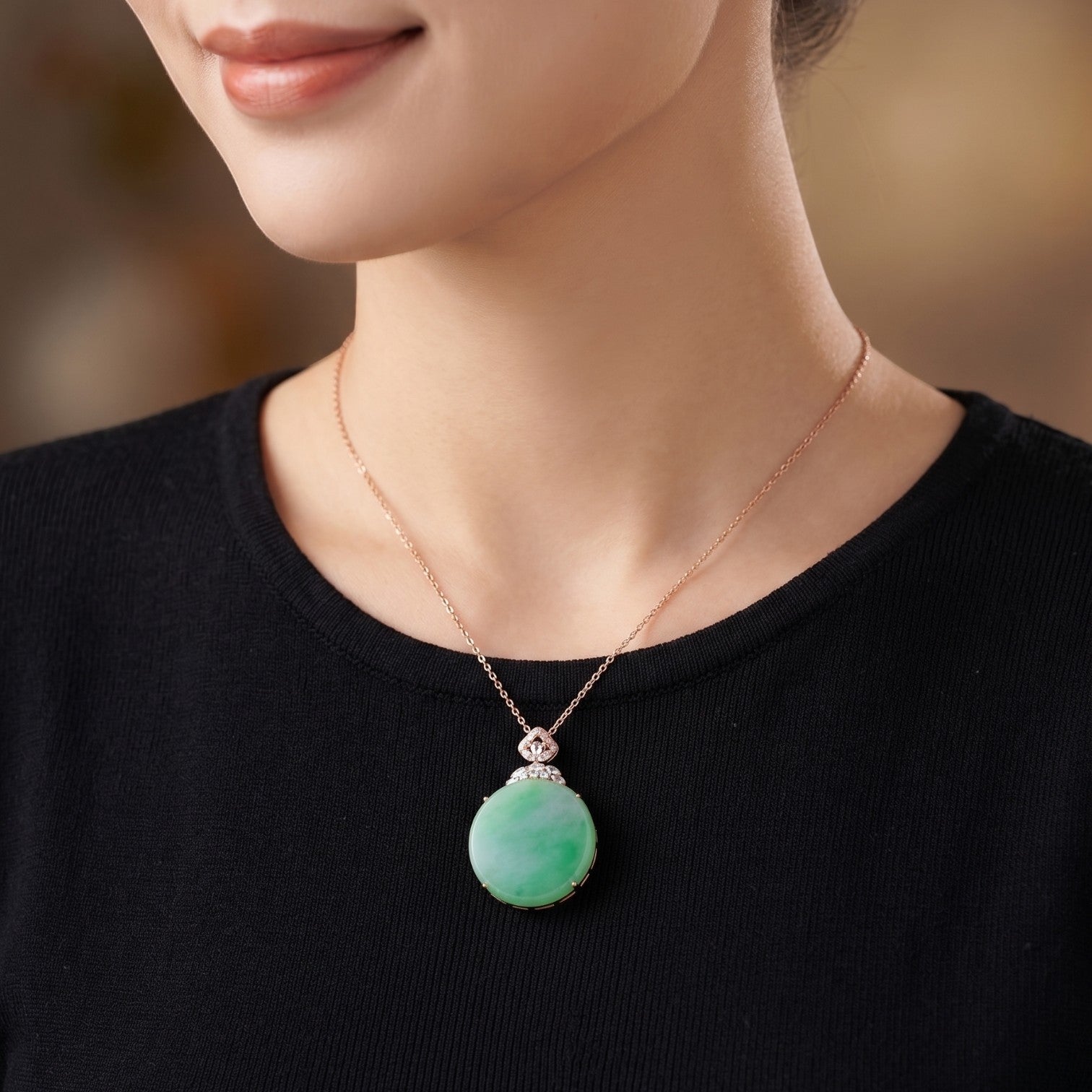 Sylvia Jewelry 18K金镶天然翡翠圆牌吊坠,柔和的薄荷绿色,经典圆形设计,适合日常佩戴。
