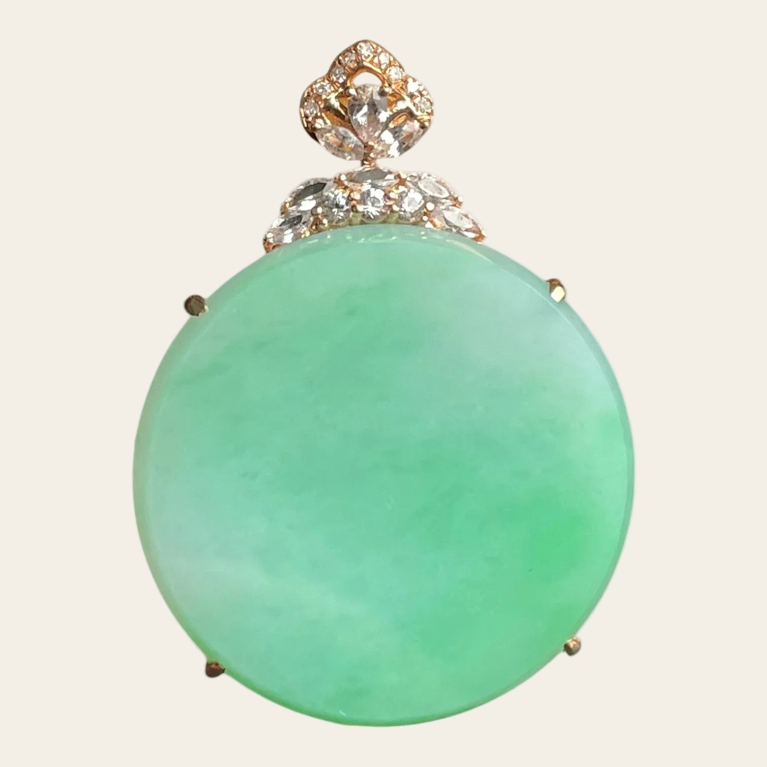 Sylvia Jewelry 18K金镶嵌天然翡翠圆牌吊坠,柔和的薄荷绿色,半透明,经典圆形设计,适合日常佩戴。