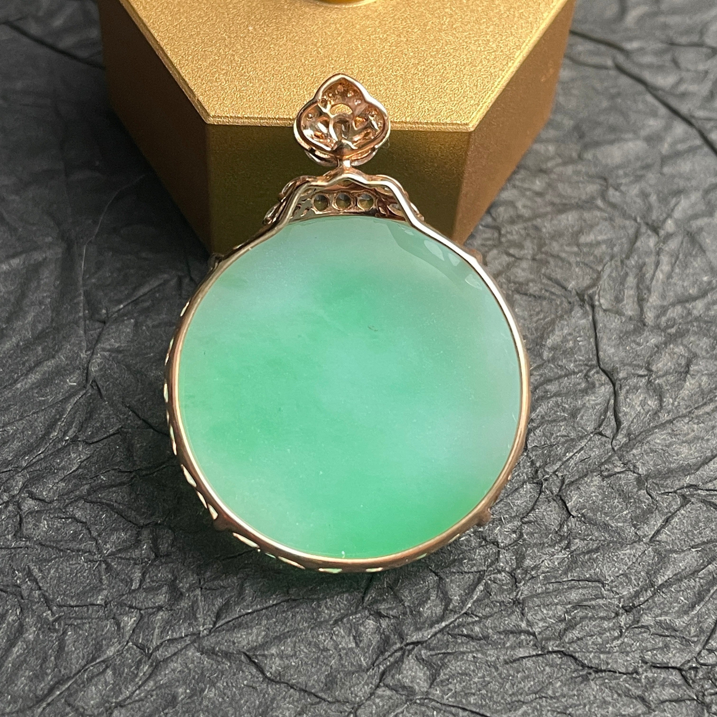 Sylvia Jewelry 18K金镶嵌天然翡翠圆牌吊坠,柔和的薄荷绿色,半透明,经典圆形设计,适合日常佩戴。