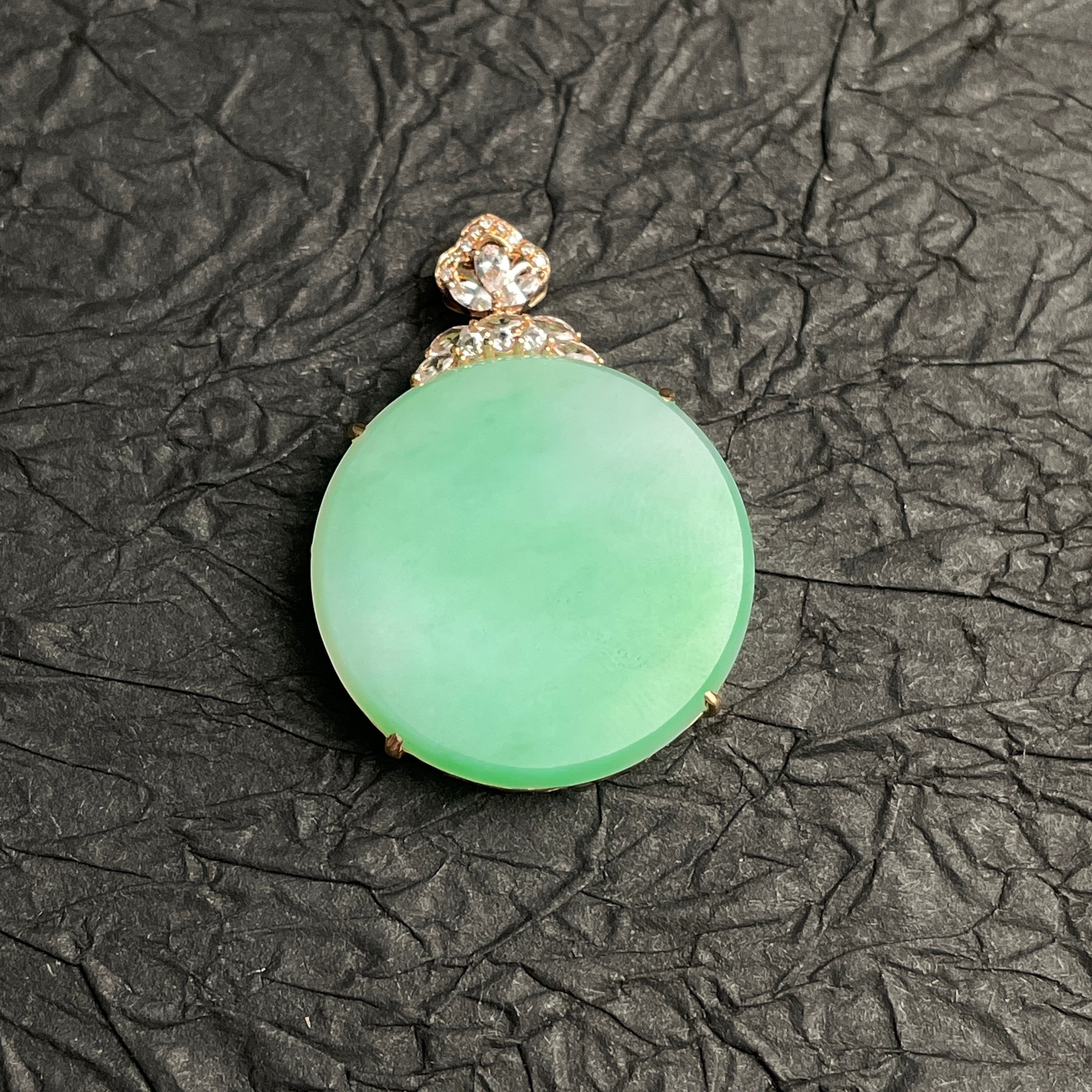 Sylvia Jewelry 18K金镶嵌天然翡翠圆牌吊坠,柔和的淡绿色,经典圆形设计,适合日常佩戴。