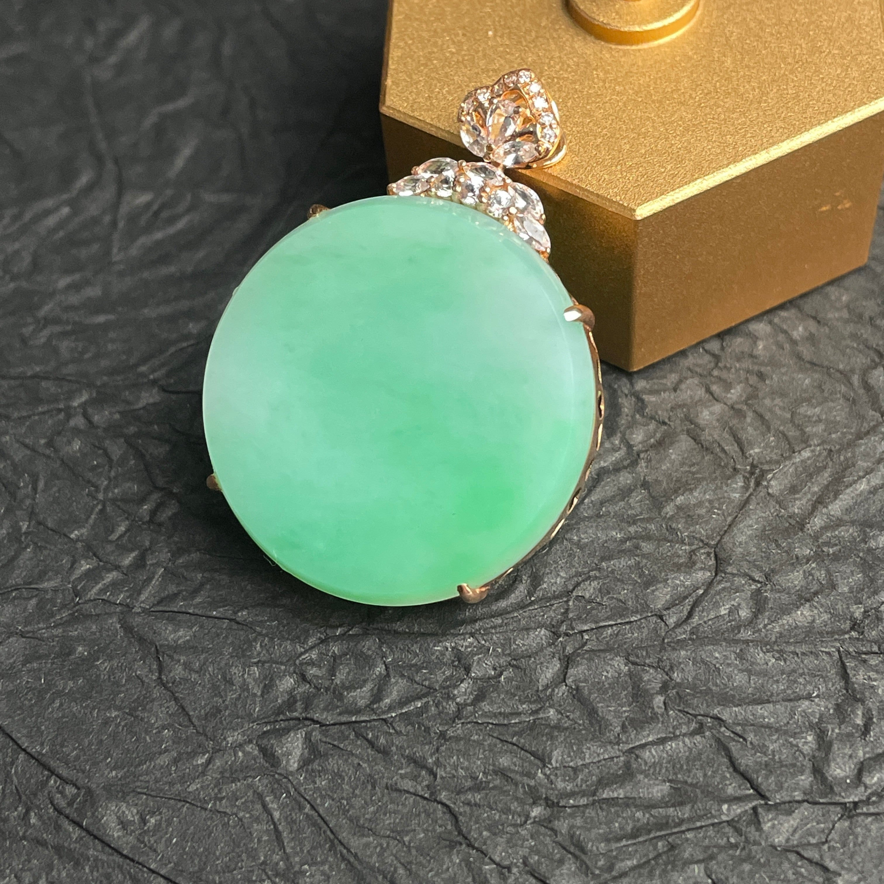 Sylvia Jewelry 18K金镶嵌天然翡翠圆牌吊坠,淡绿色,简约经典设计,适合日常佩戴。