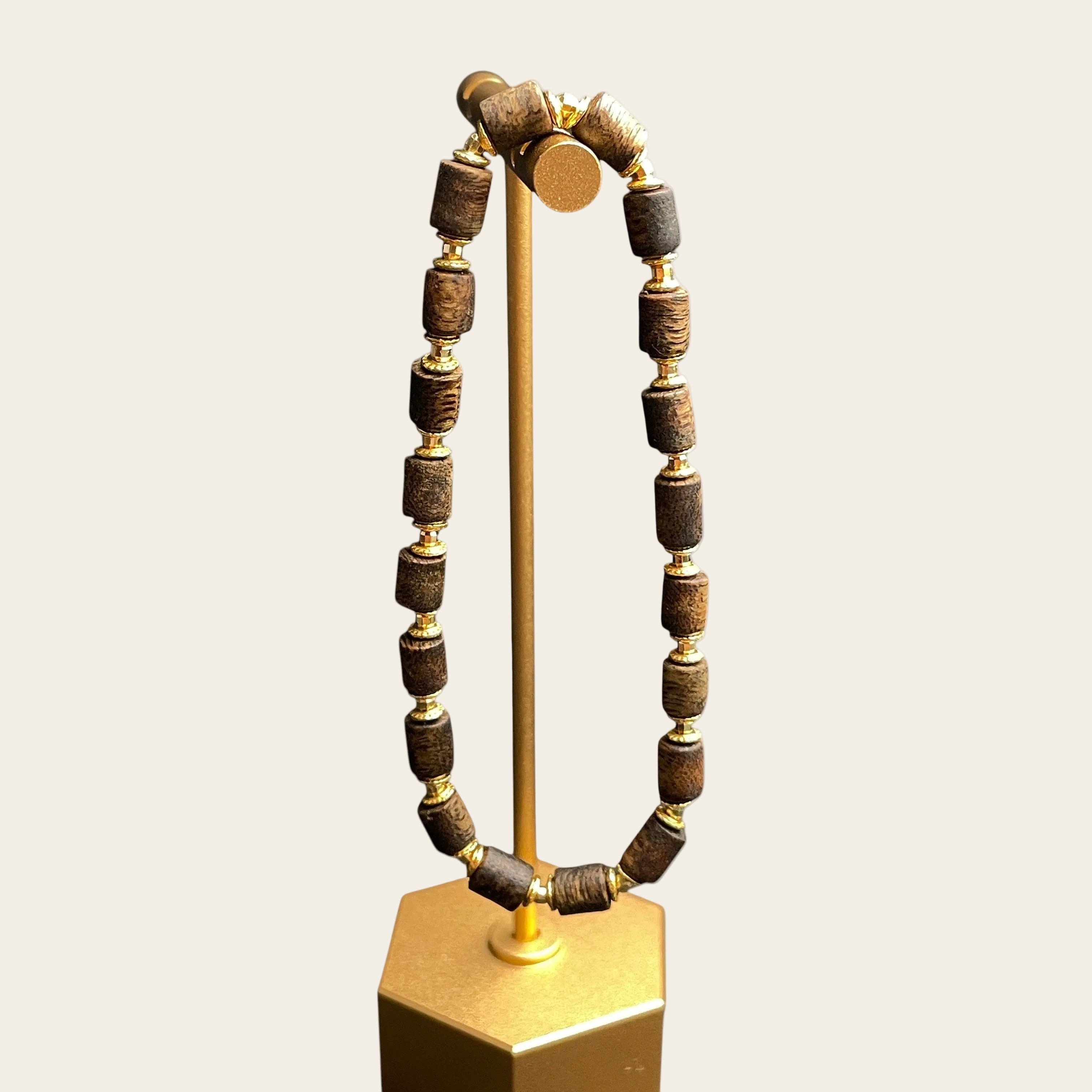Sylvia Jewelry 沉香木桶珠手链,金色调点缀,自然纹理,适合日常佩戴