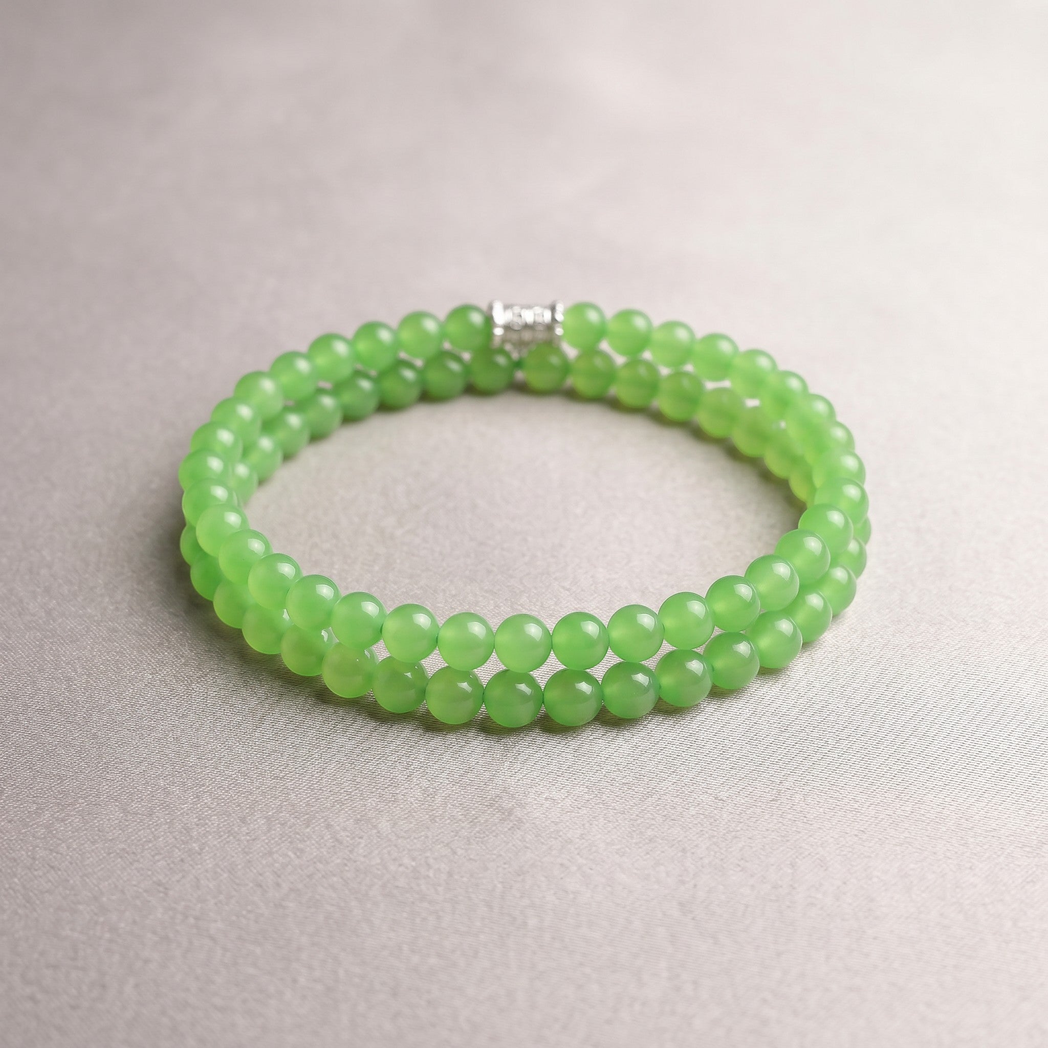 Sylvia Jewelry 6mm 苹果绿和田玉手链,配有金属搭扣,光滑抛光,适合日常佩戴