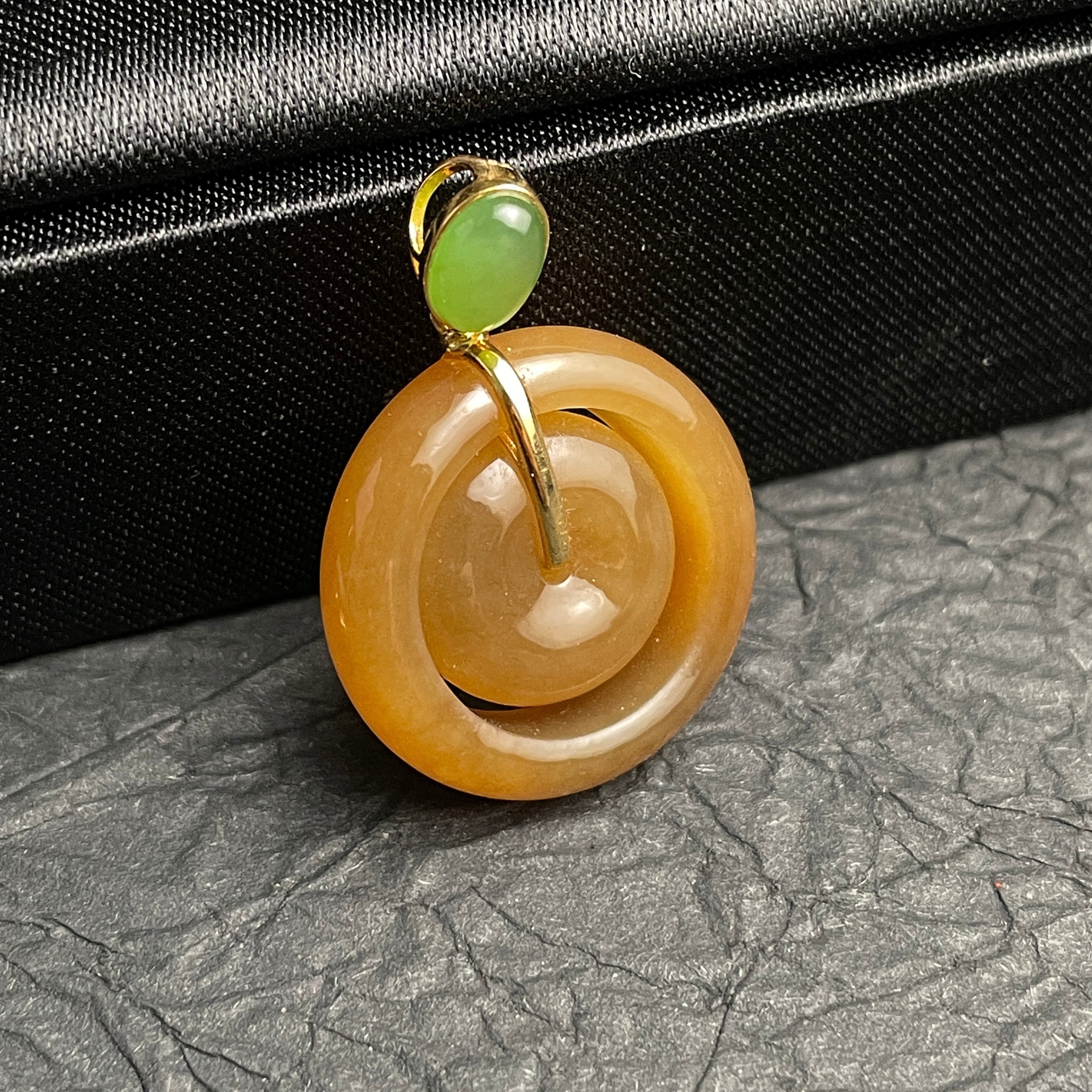 Sylvia Jewelry 金色命运之轮吊坠,黄色玉髓与绿色玉髓,18K金镶嵌,可旋转设计。