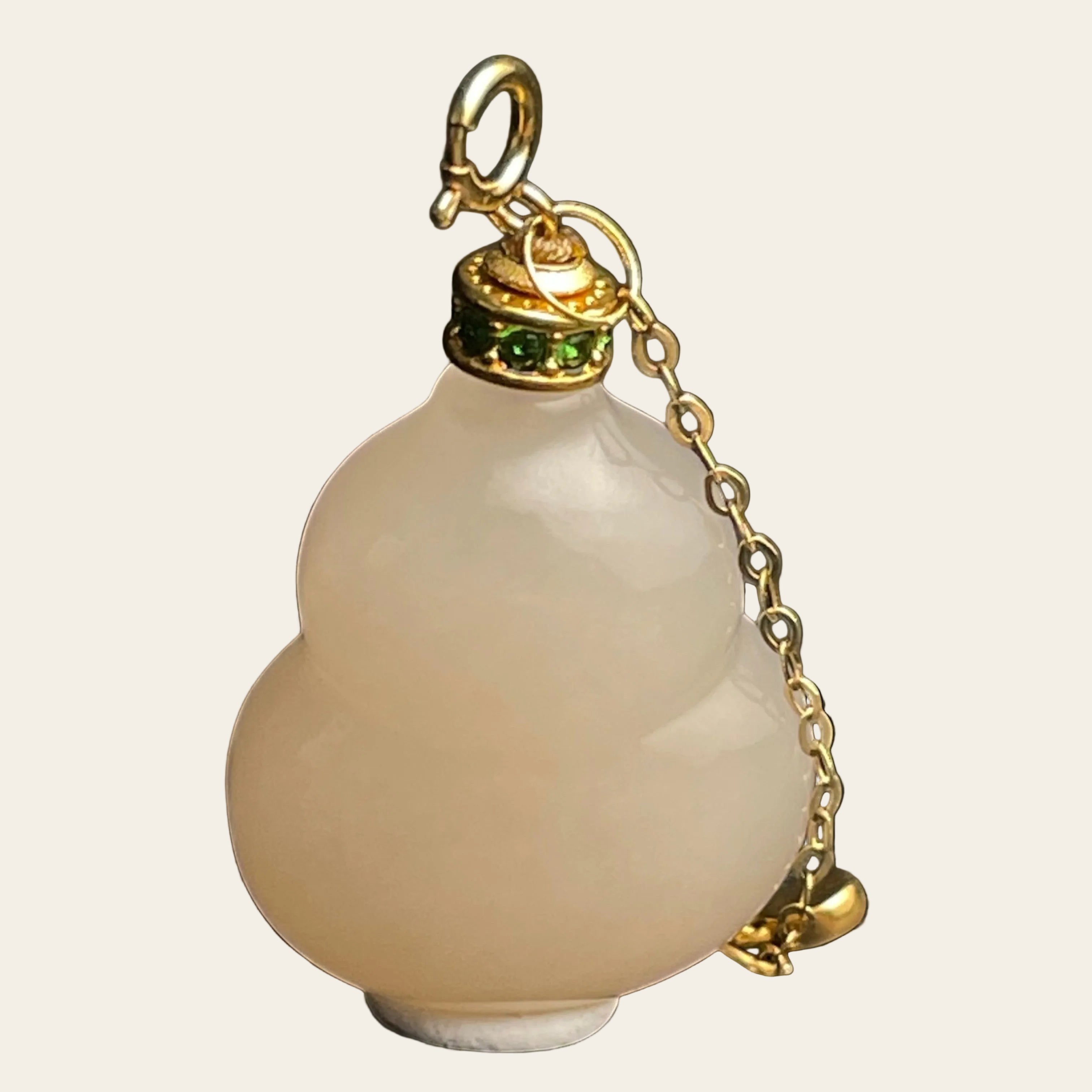 Sylvia Jewelry 葫芦形吊坠,淡黄色玉石材质,金色链条装饰,绿色宝石点缀。