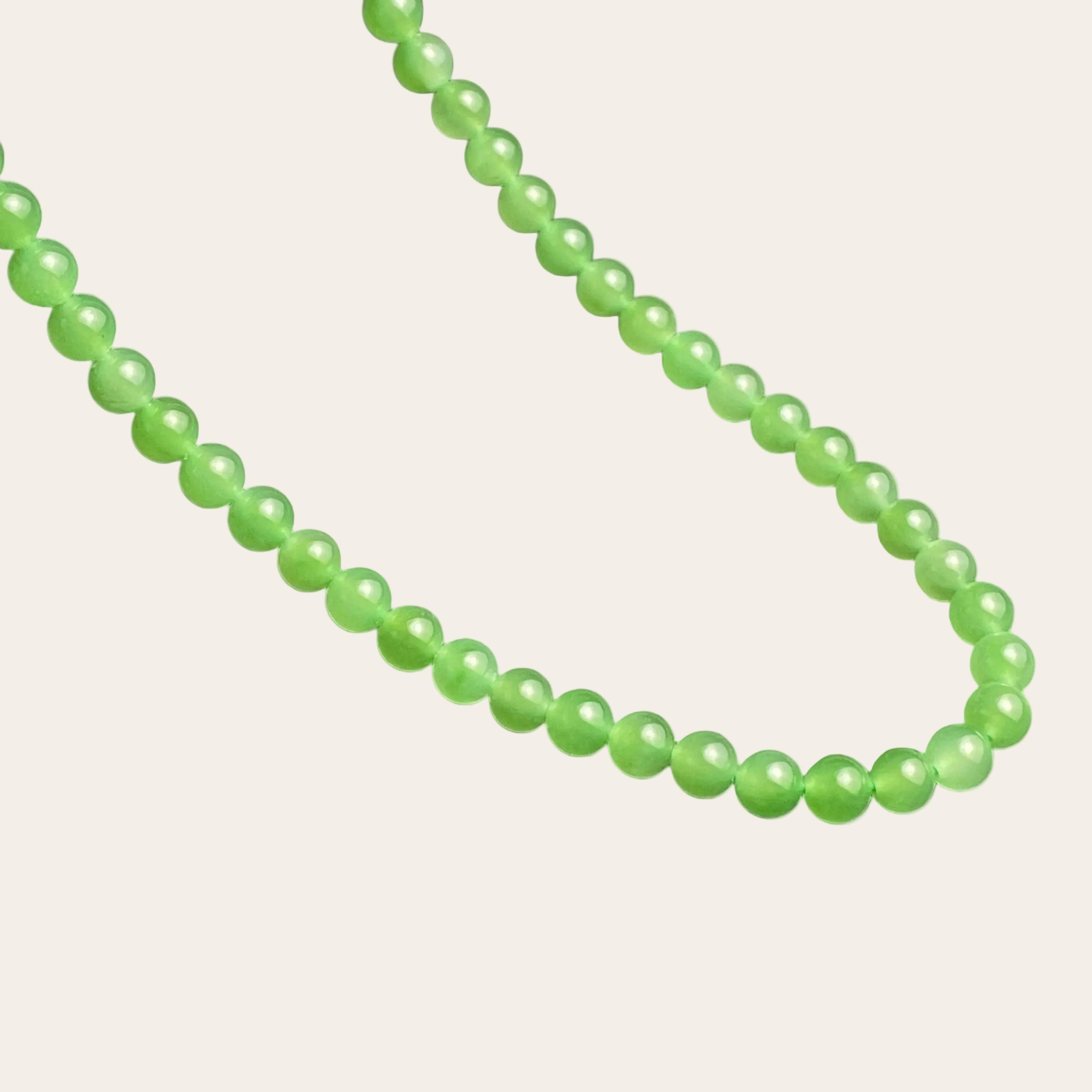 Sylvia Jewelry 绿色玉石珠项链,简约设计,适合日常佩戴。