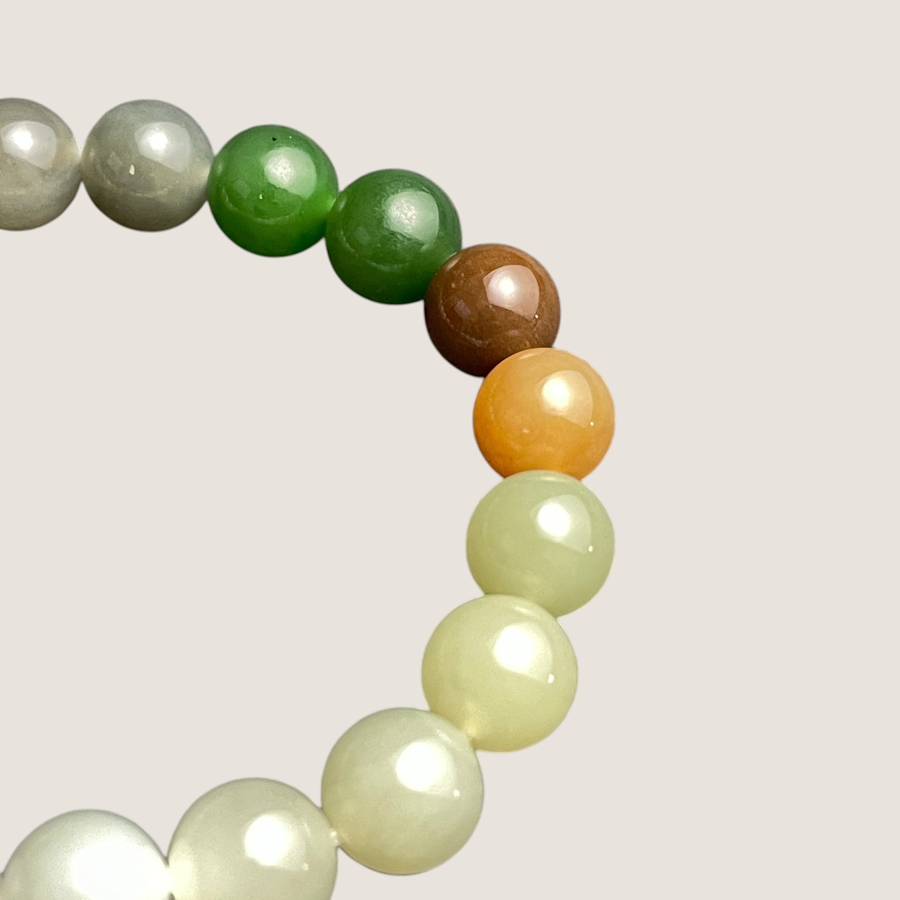 Sylvia Jewelry Harmony Matrix 多色天然和田玉手链,包含白色、绿色、烟紫、糖棕色和黄橙色。