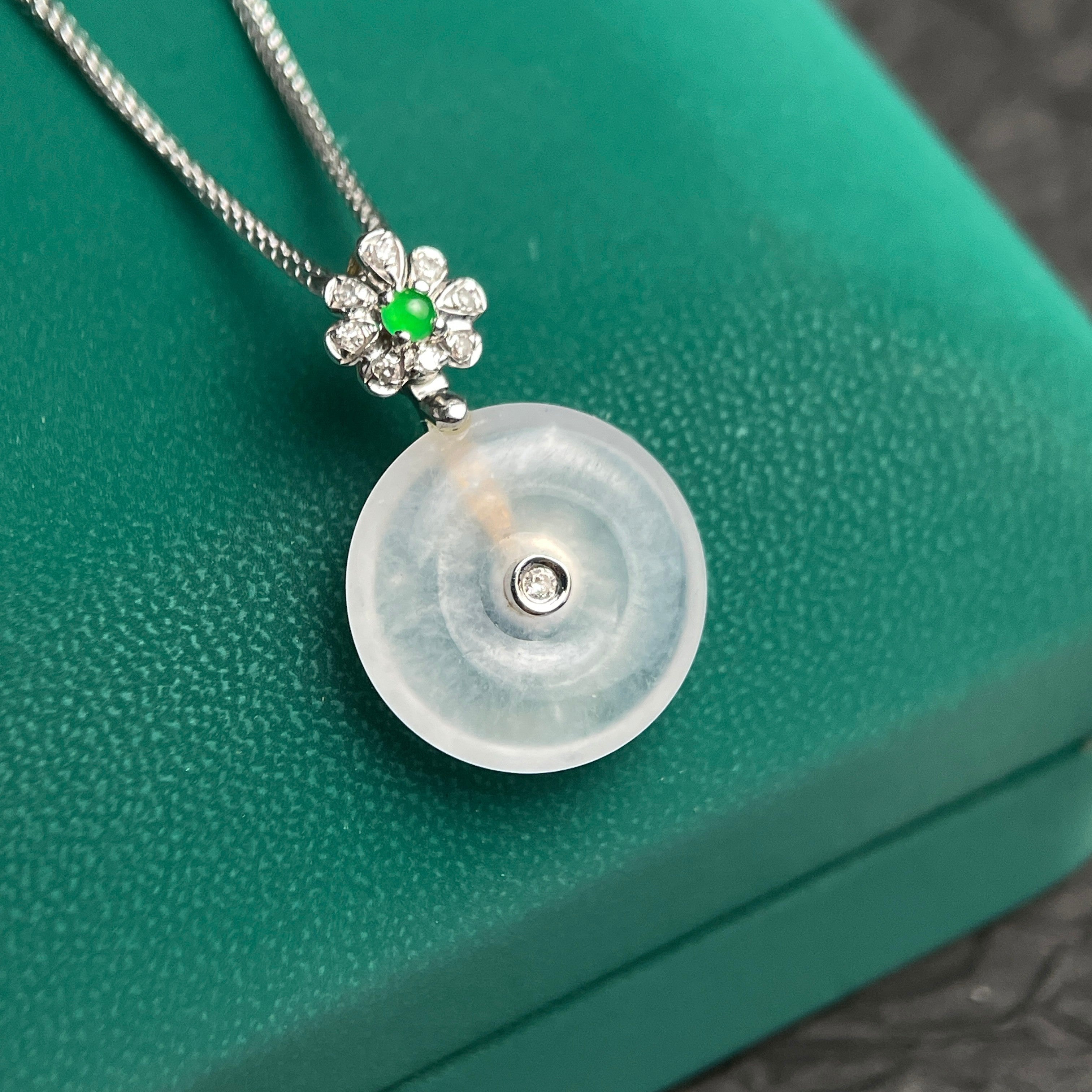 Sylvia Jewelry 冰种翡翠平安扣吊坠,镶嵌钻石和绿宝石,搭配银链