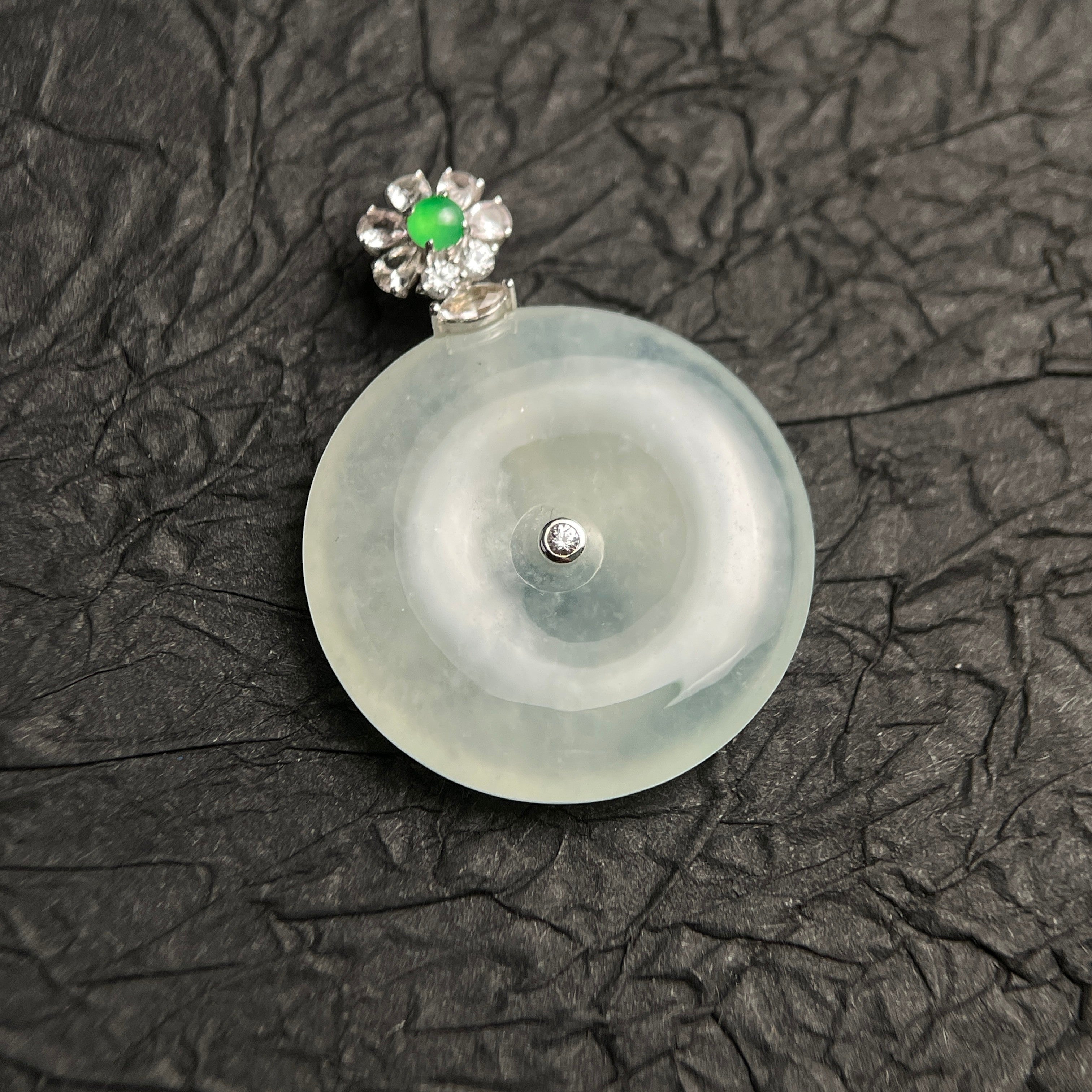 Sylvia Jewelry 冰种翡翠圆牌吊坠,镶嵌钻石和绿色宝石,设计精美,适合日常佩戴。