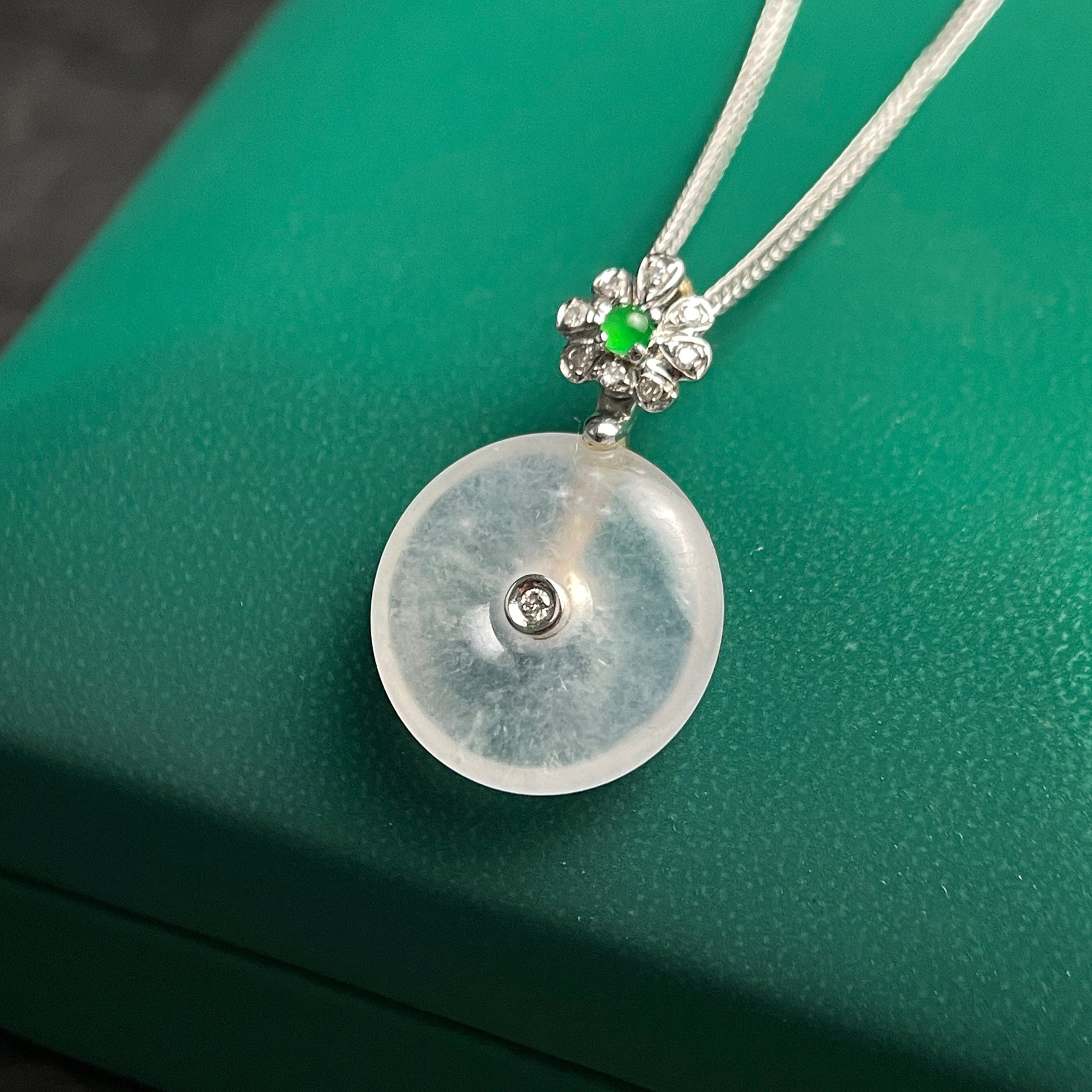 Sylvia Jewelry 冰种翡翠平安扣吊坠,镶嵌钻石和绿宝石花朵,简约时尚。