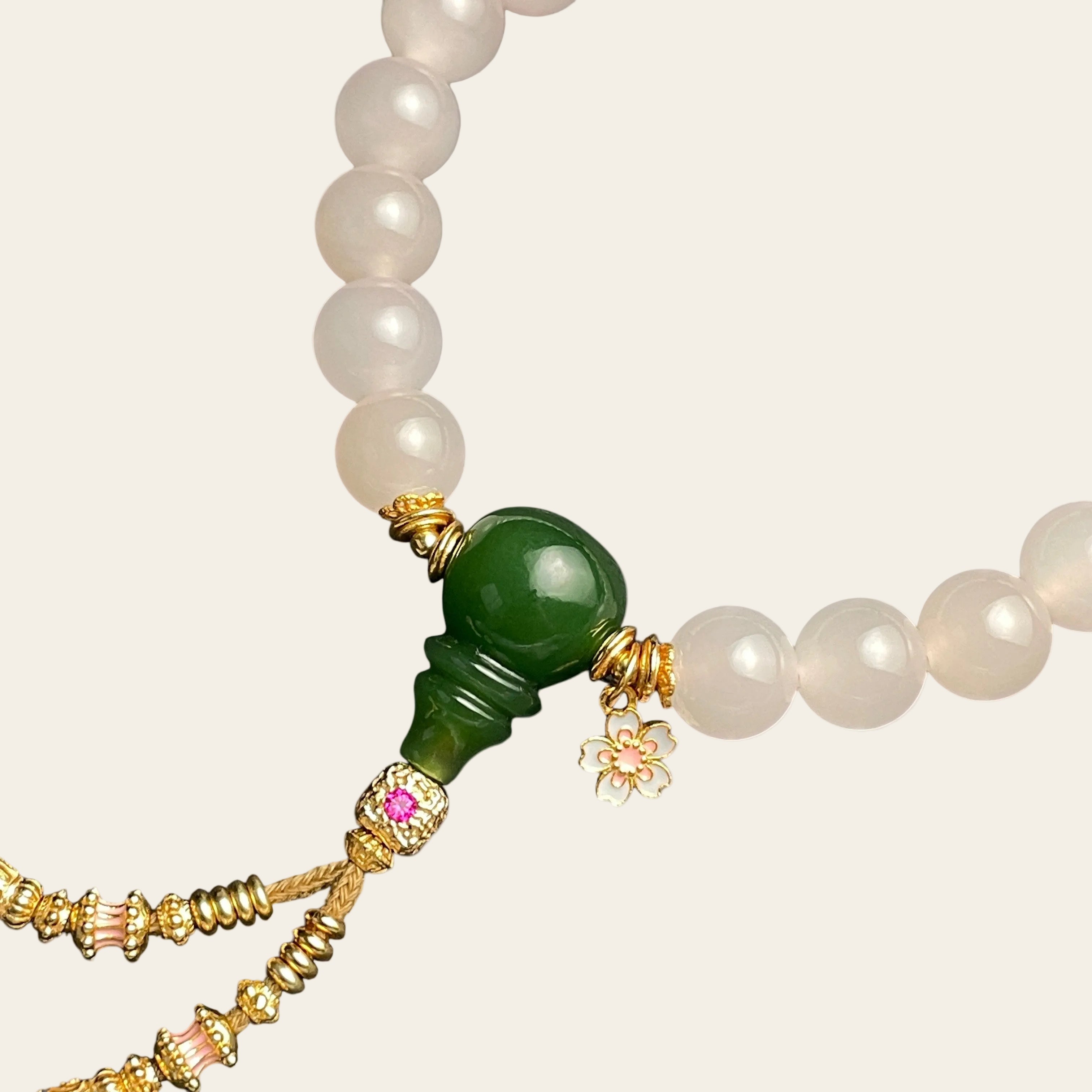 Sylvia Jewelry 粉色水晶珠子手链,搭配绿色葫芦吊坠和樱花小挂件,金色配饰