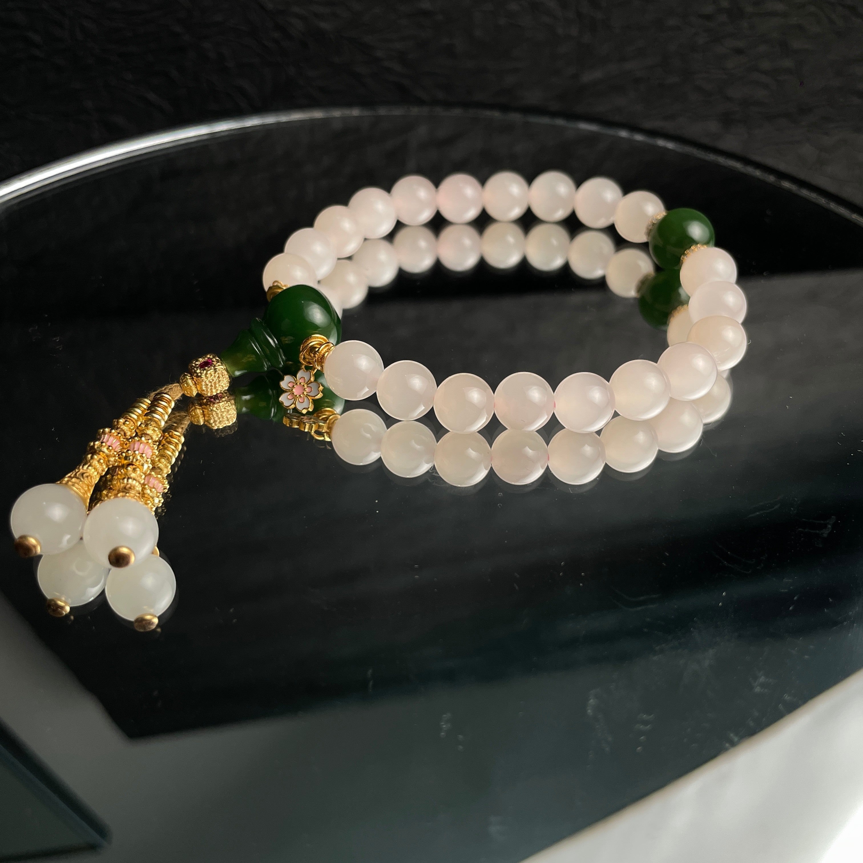 Sylvia Jewelry 粉色水晶珠子手链,配有绿色玉石和金色流苏吊坠,适合日常佩戴。