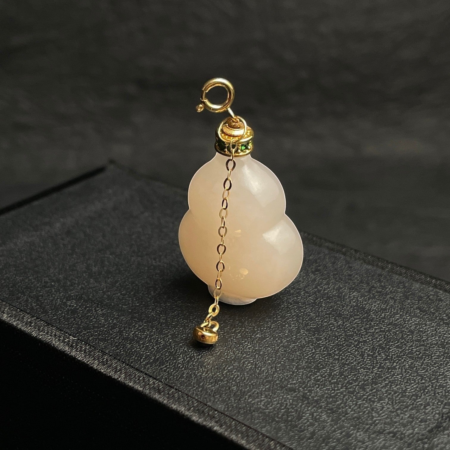 Sylvia Jewelry 浅粉色葫芦形玉石吊坠,配金色链条和绿色宝石点缀,适合搭配项链。