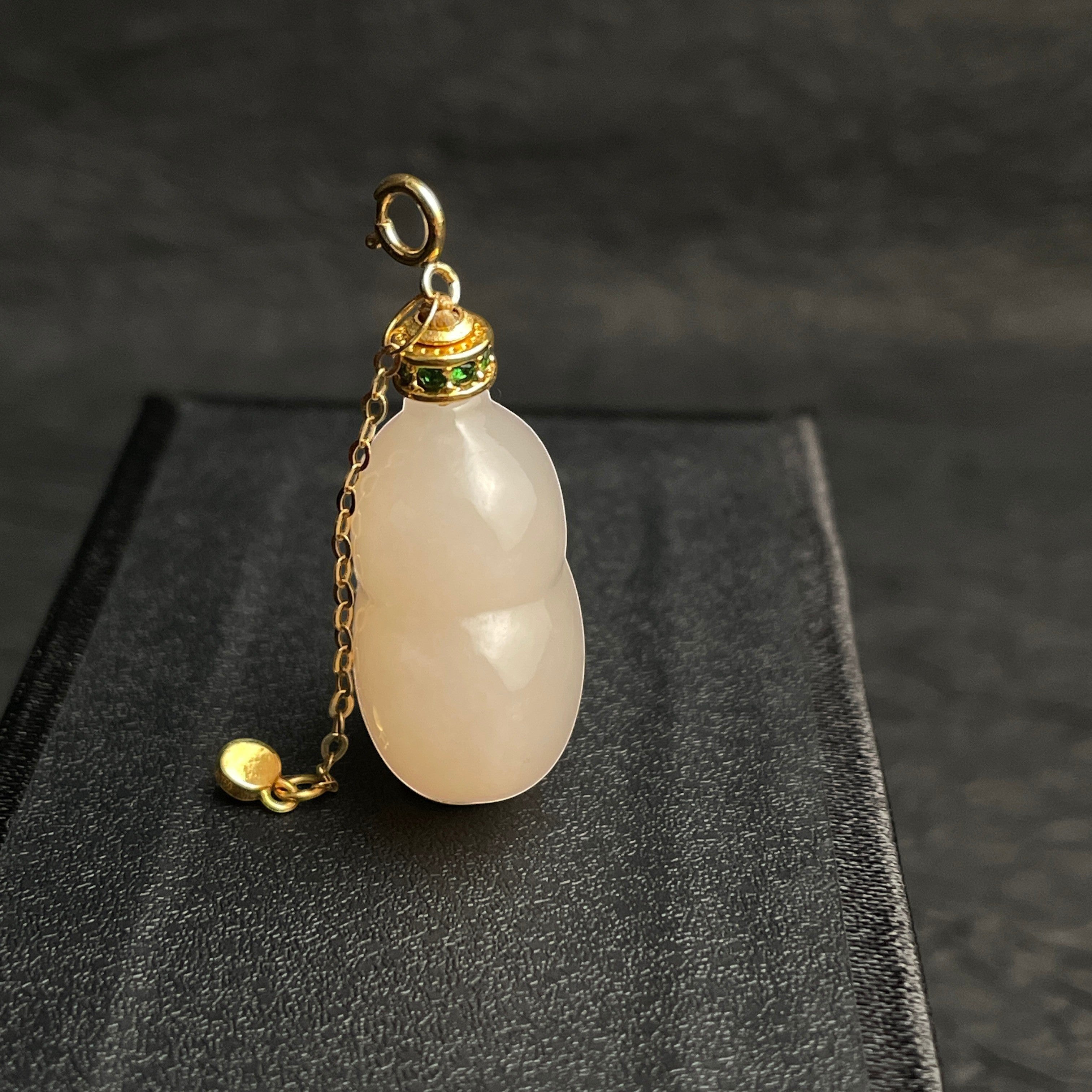 Sylvia Jewelry 浅粉色葫芦形玉石吊坠,镶嵌绿色宝石,配有金色链条和珠子。