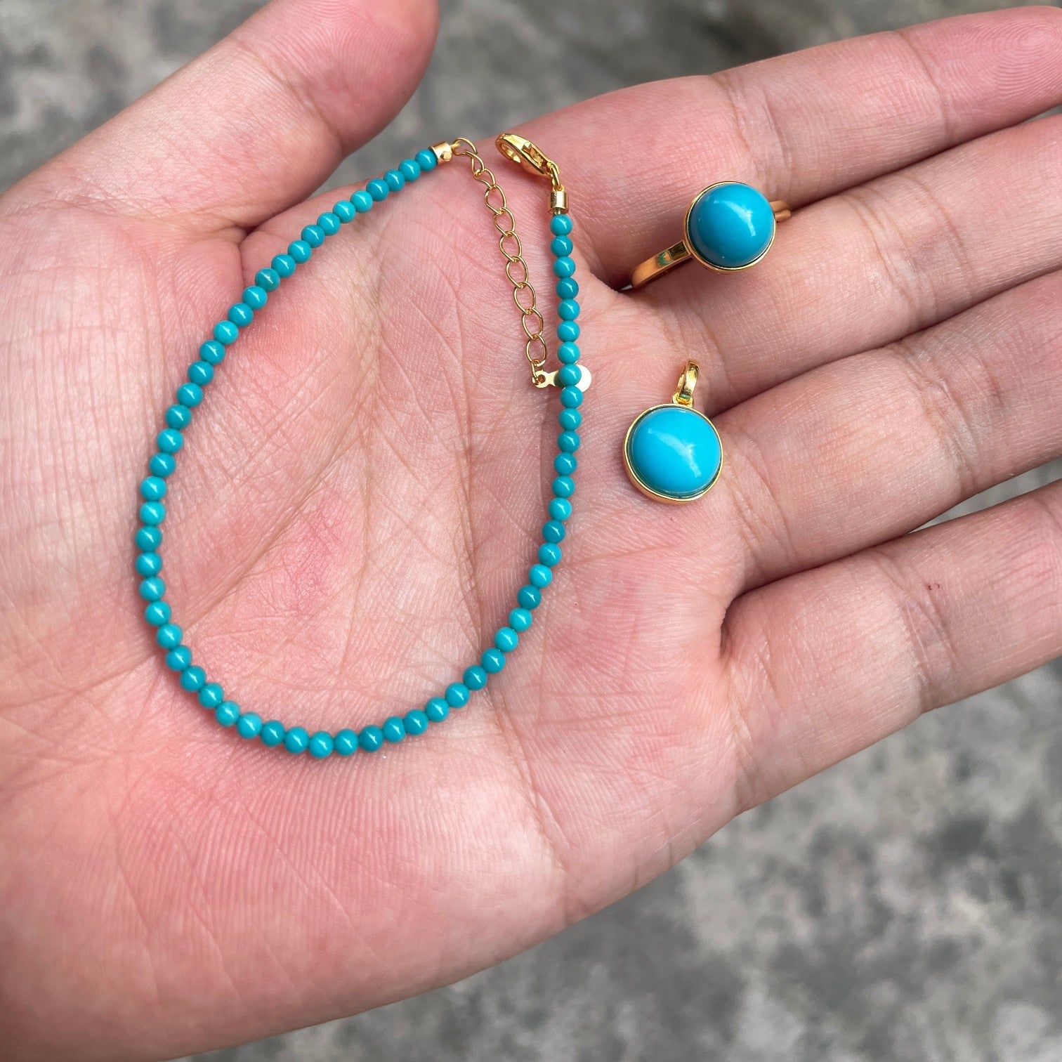 Sylvia Jewelry 绿松石手链、戒指和吊坠套装,金色镶嵌,适合日常佩戴。