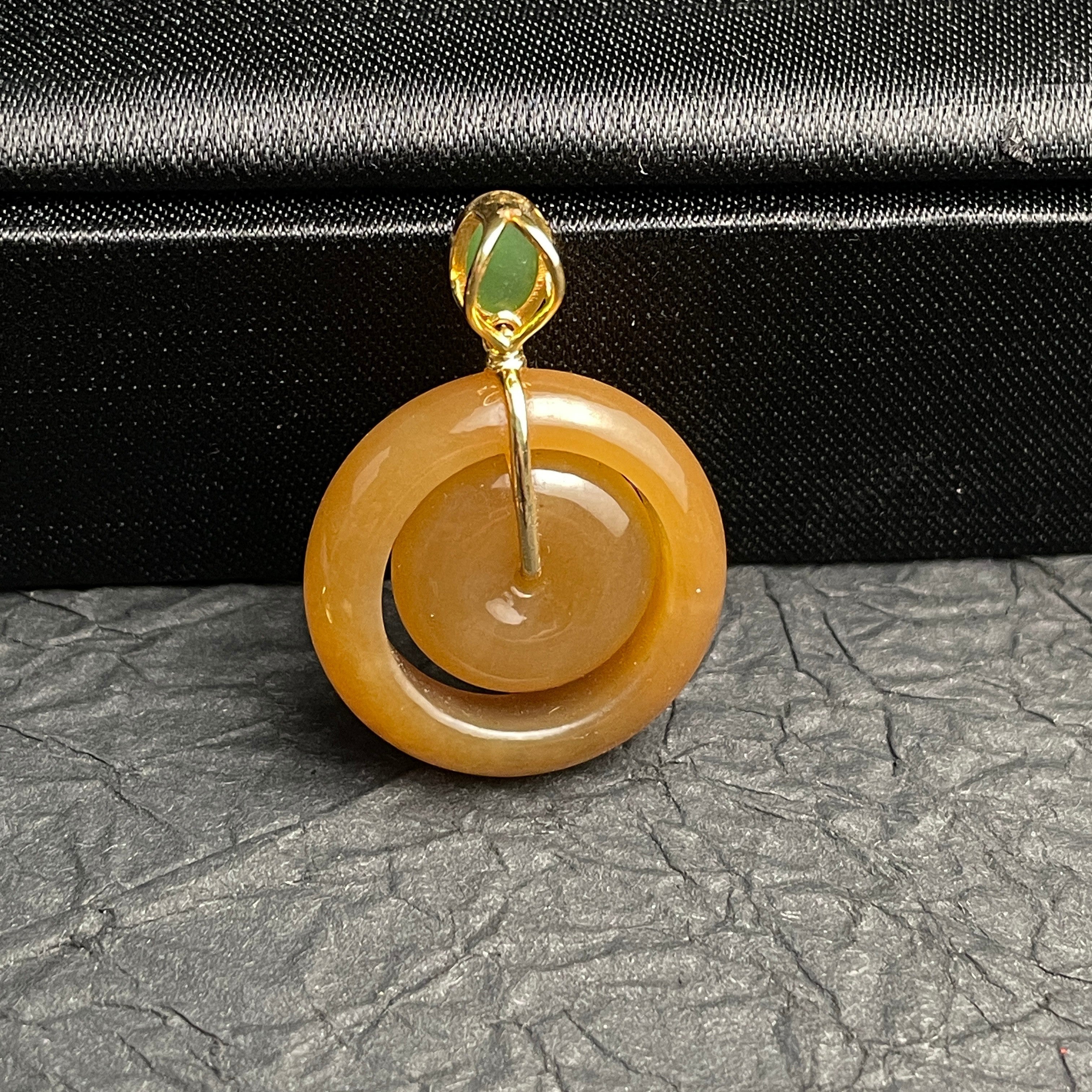 Sylvia Jewelry 金轮转动吊坠,黄玉髓内圈,绿玉髓点缀,18K金。