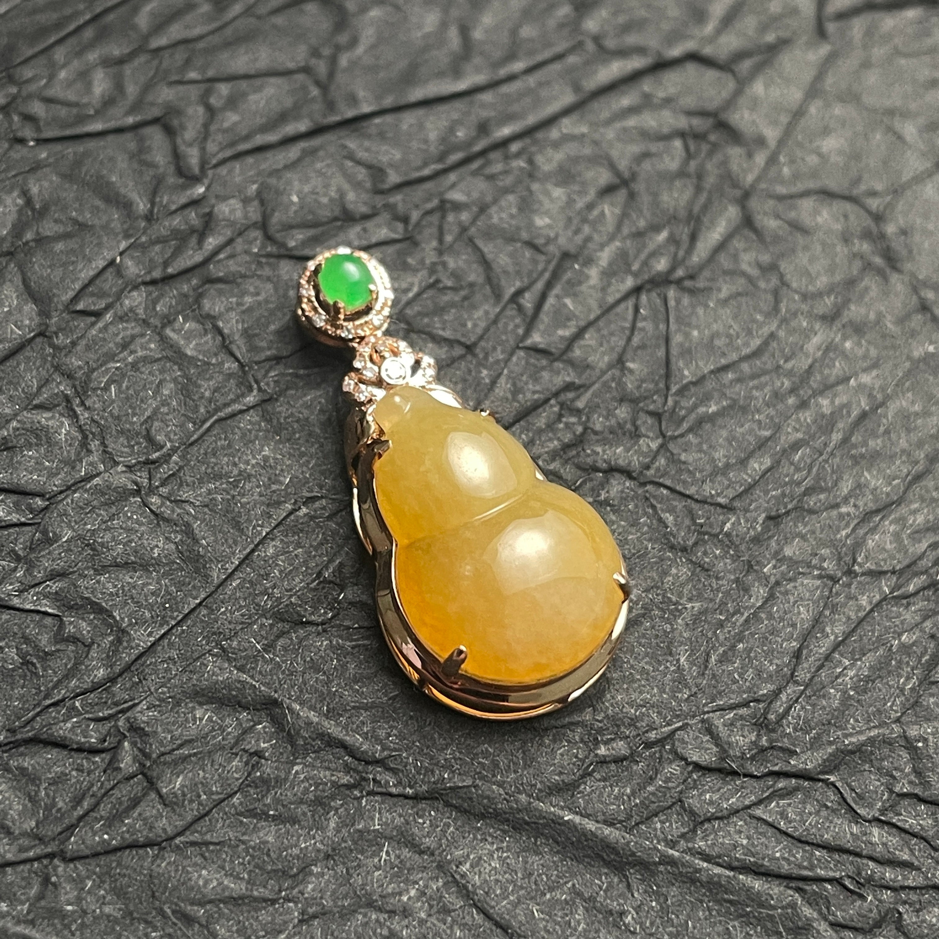 Yellow jade gourd pendant with green cabochon accent – view 2
