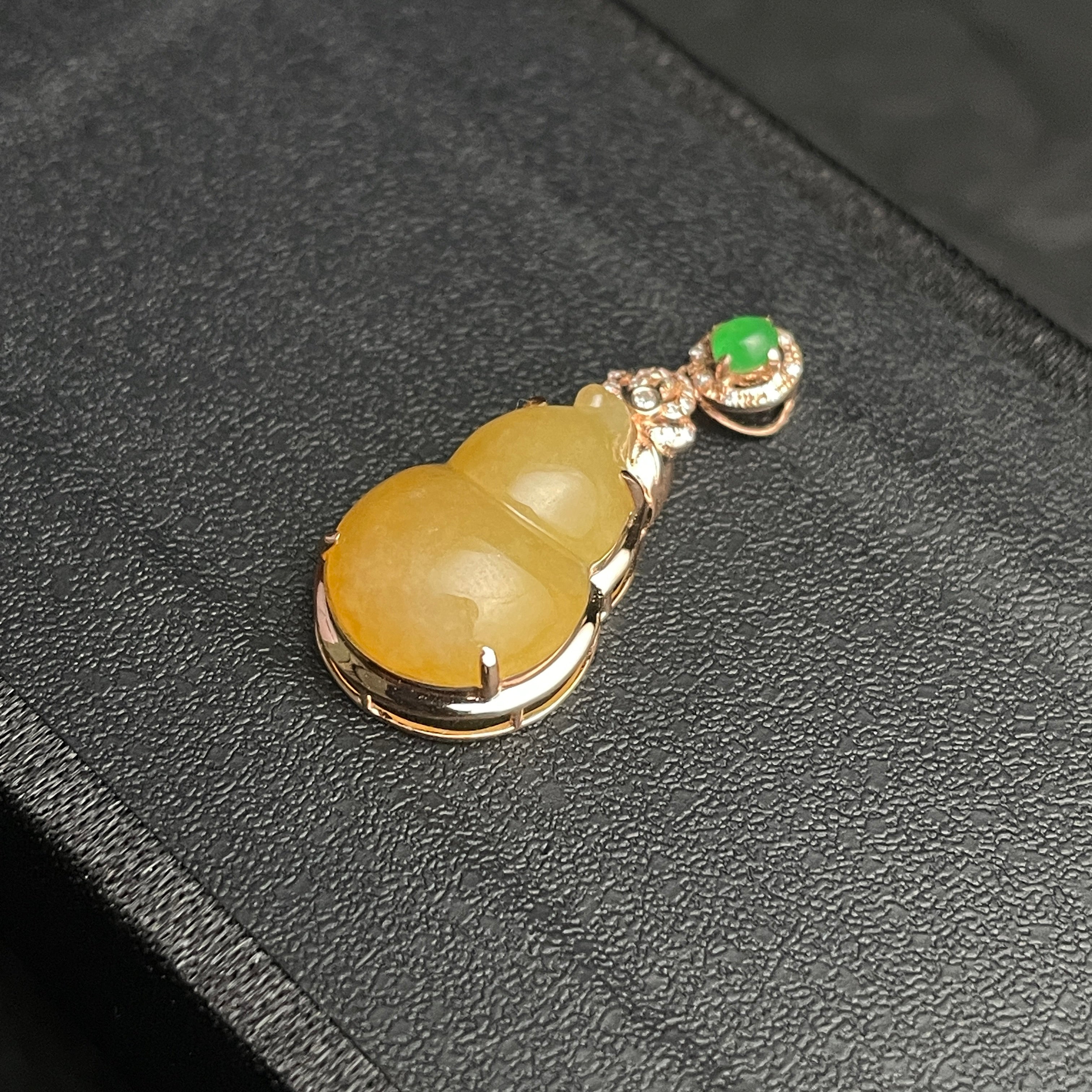 Yellow jade gourd pendant with green cabochon accent – view 7