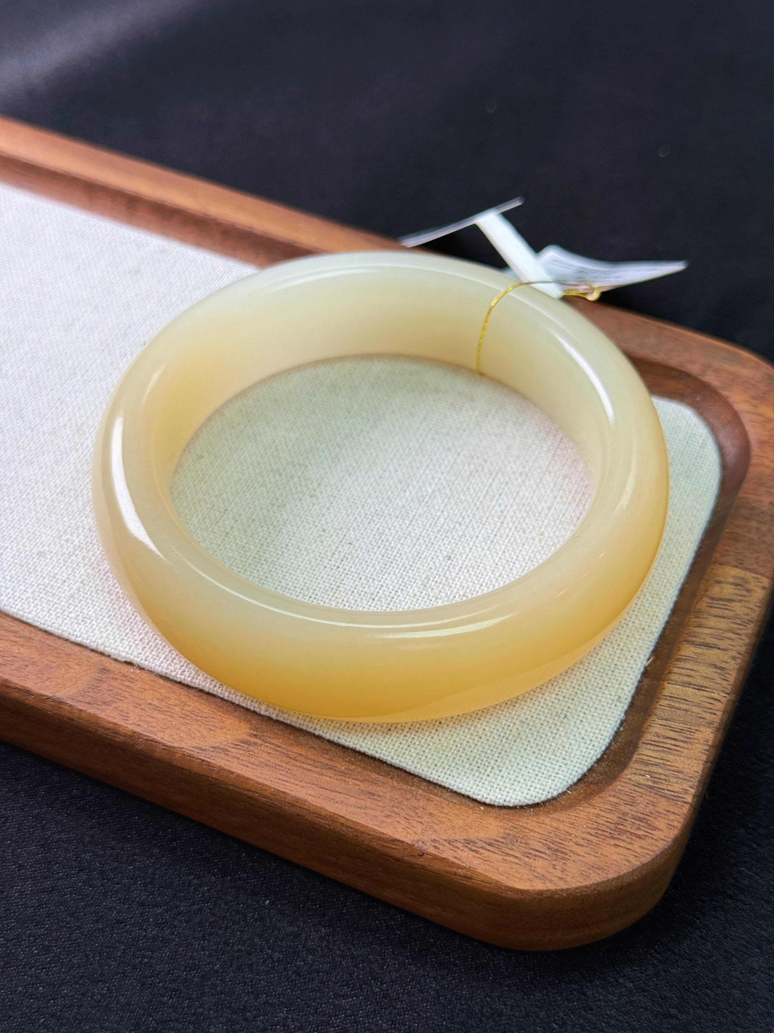 Honeyed Harmony – Xinjiang Hetian Nephrite Sugar Jade Bangle, 57.5 mm
