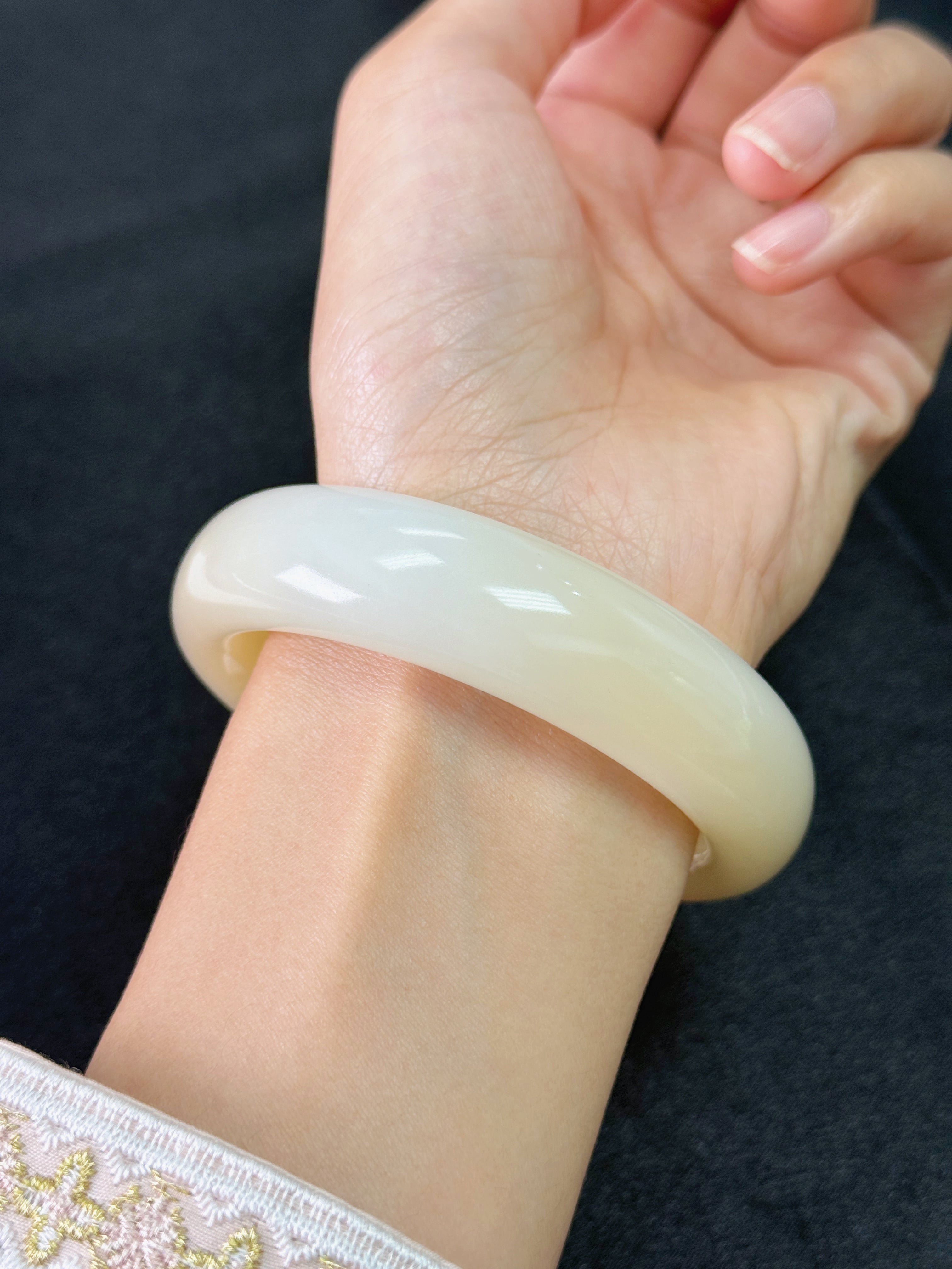 Honeyed Harmony – Xinjiang Hetian Nephrite Sugar Jade Bangle, 57.5 mm