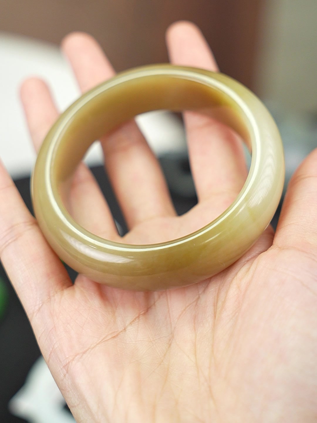 Sugar-tone Hetian nephrite jade bangle, 56 mm, shown from the supplied video