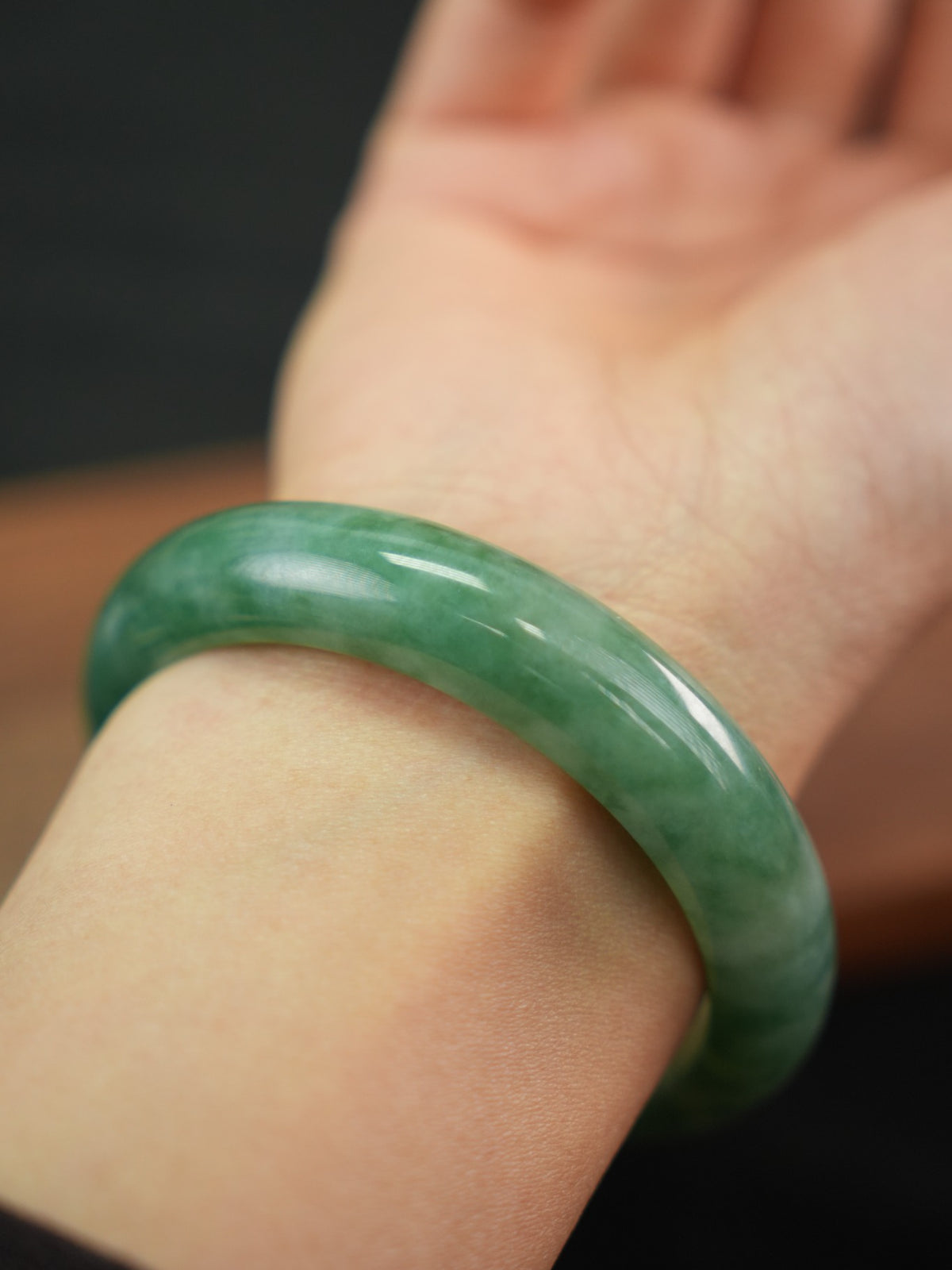 Green natural Type A jadeite bangle, 54 mm