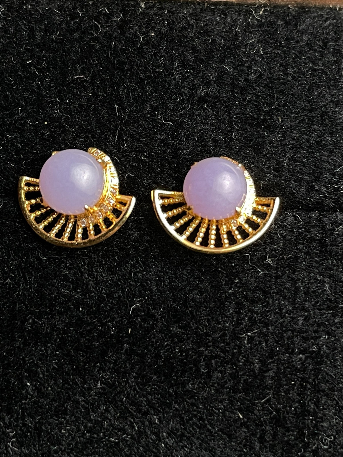 P2608020304 lavender Type A jadeite stud earrings with G18K-marked gold fan design