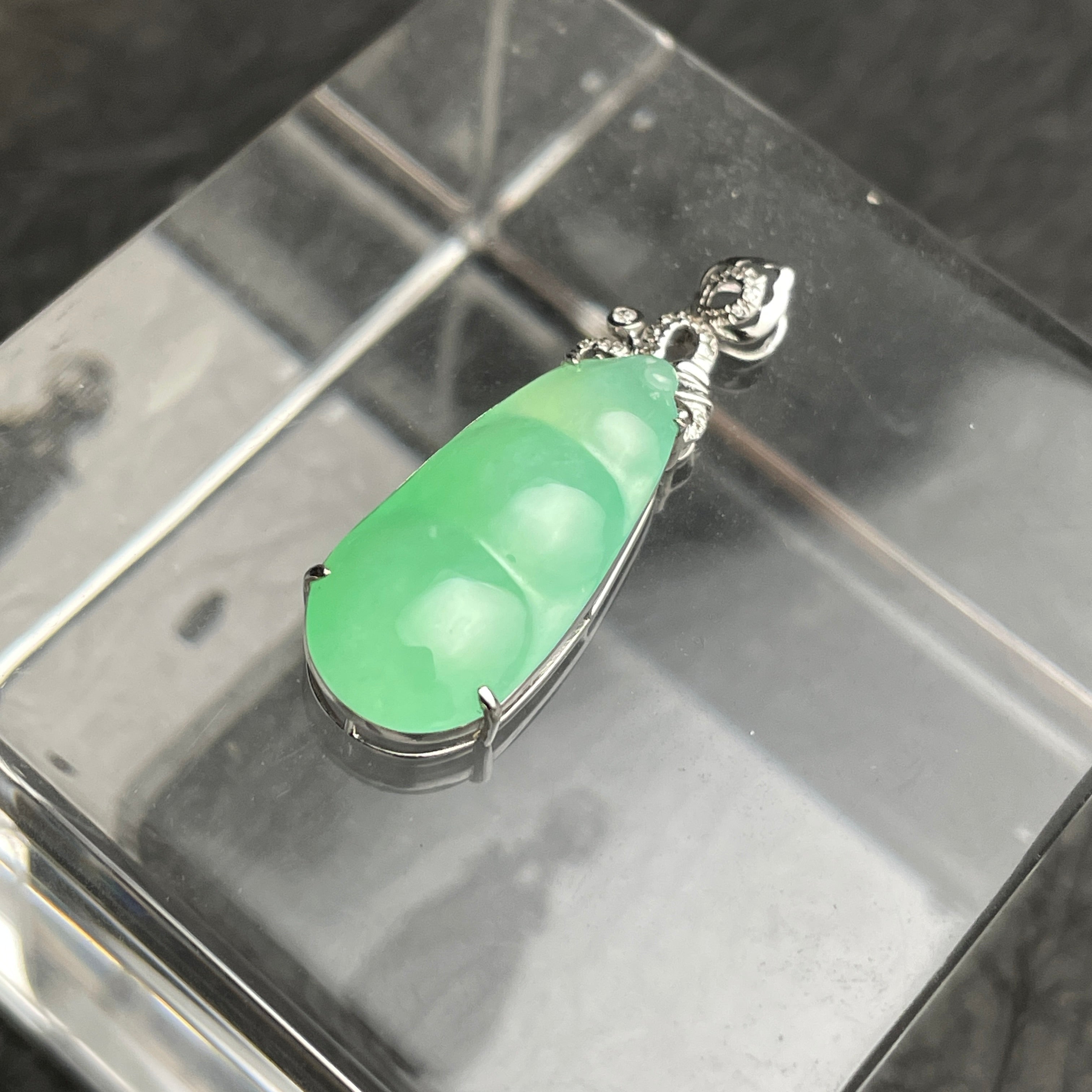 Verdant Harvest – Green Jadeite Pea Pod Pendant