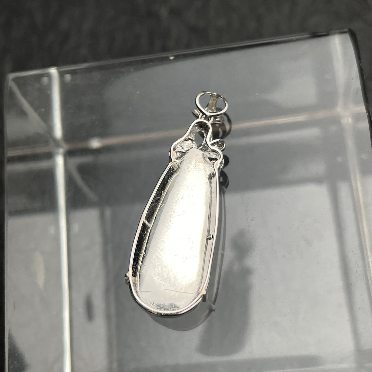 Verdant Harvest – Green Jadeite Pea Pod Pendant