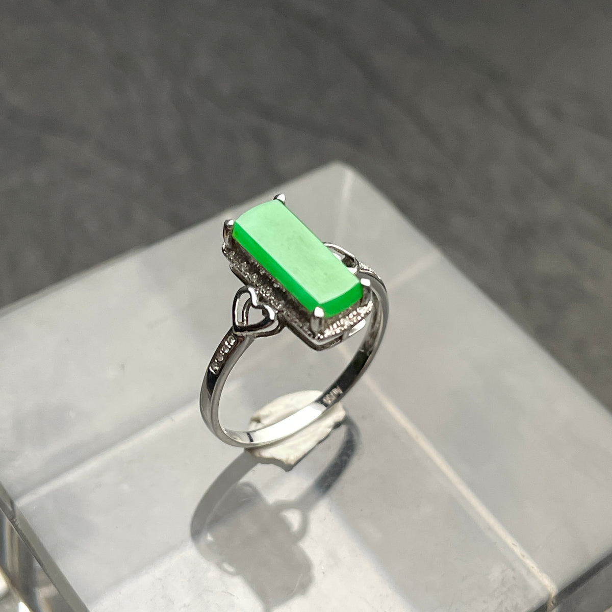 Verdant Line – Green Rectangular Jadeite Ring