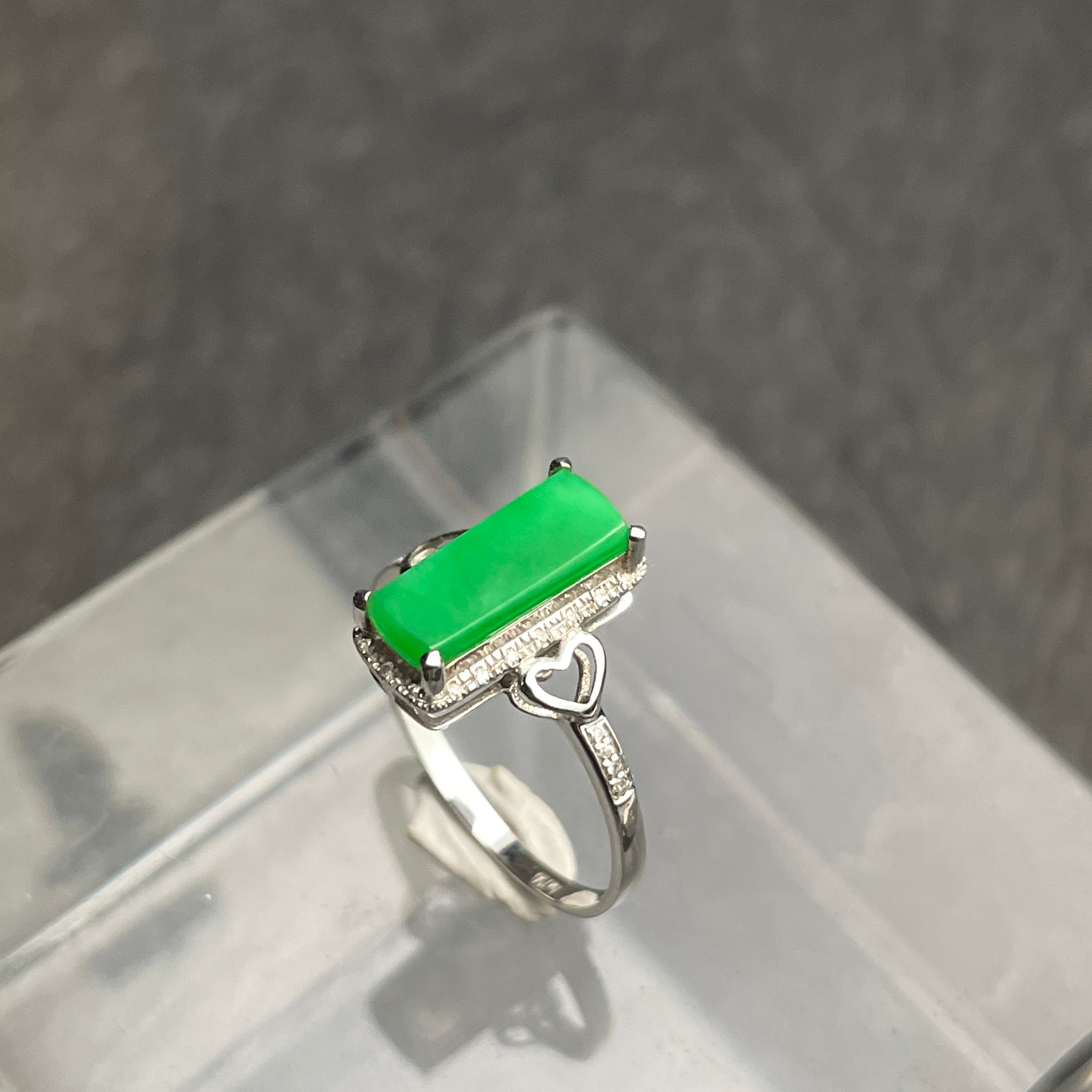 Verdant Line – Green Rectangular Jadeite Ring