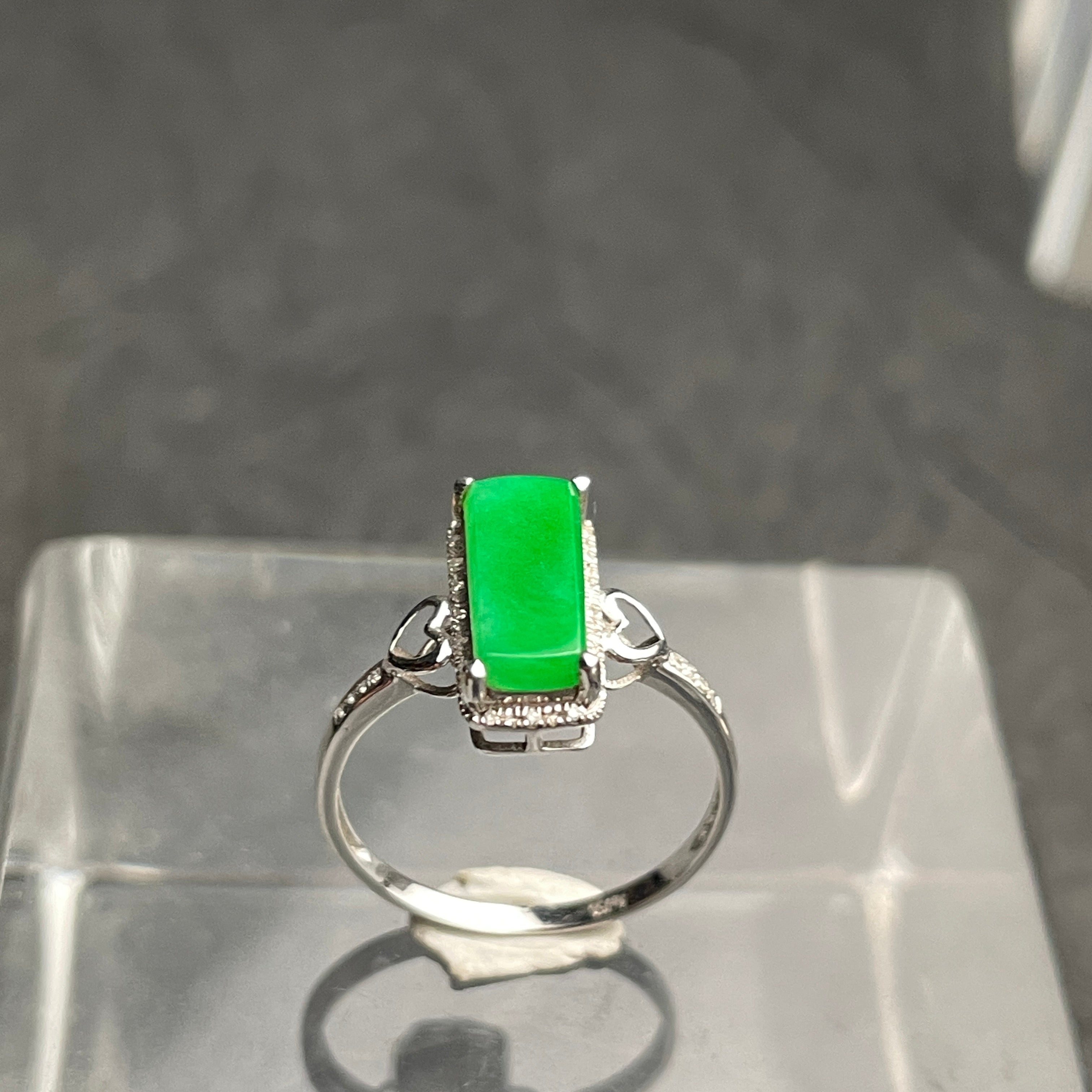 Verdant Line – Green Rectangular Jadeite Ring