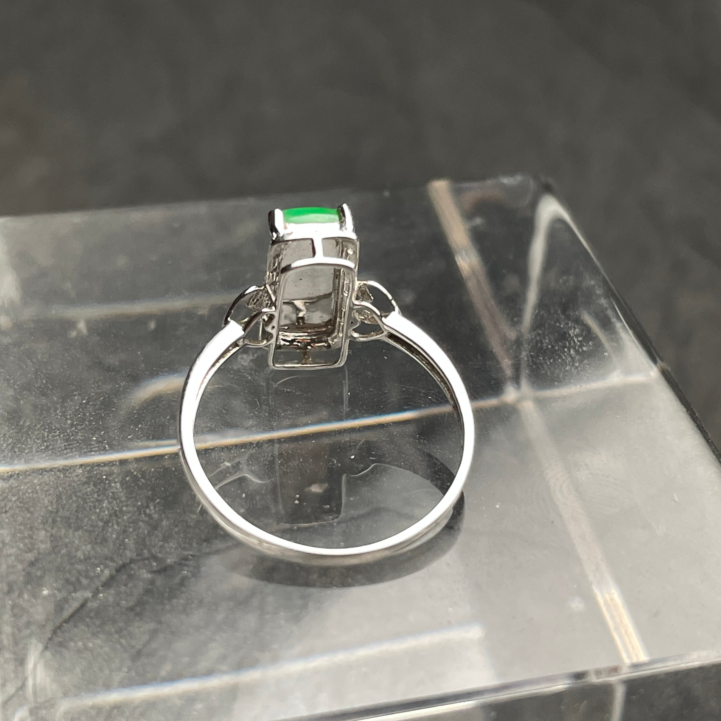 Verdant Line – Green Rectangular Jadeite Ring